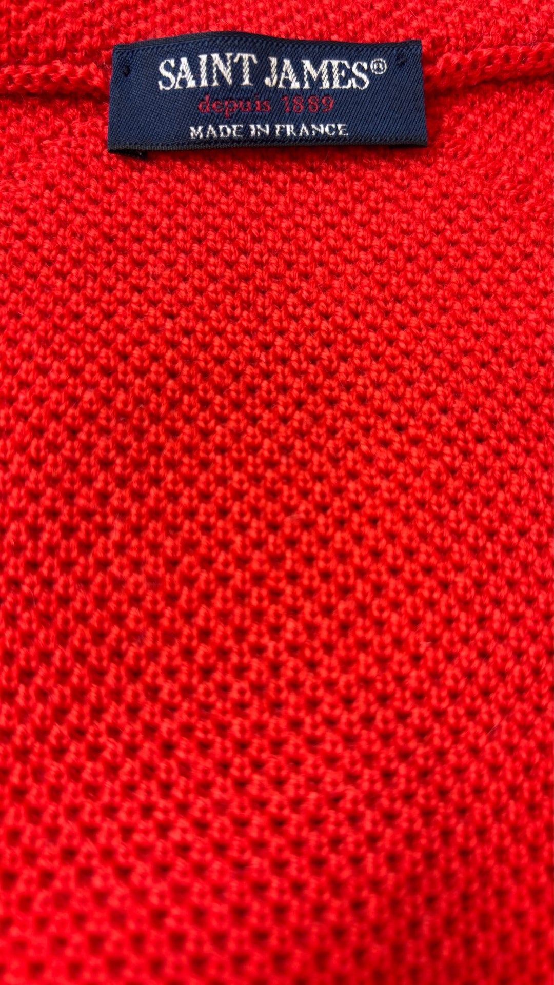 Veste rouge tomate à fermeture à glissière en pure laine vierge Saint James, taille 10 (m). Vue de l'étiquette.