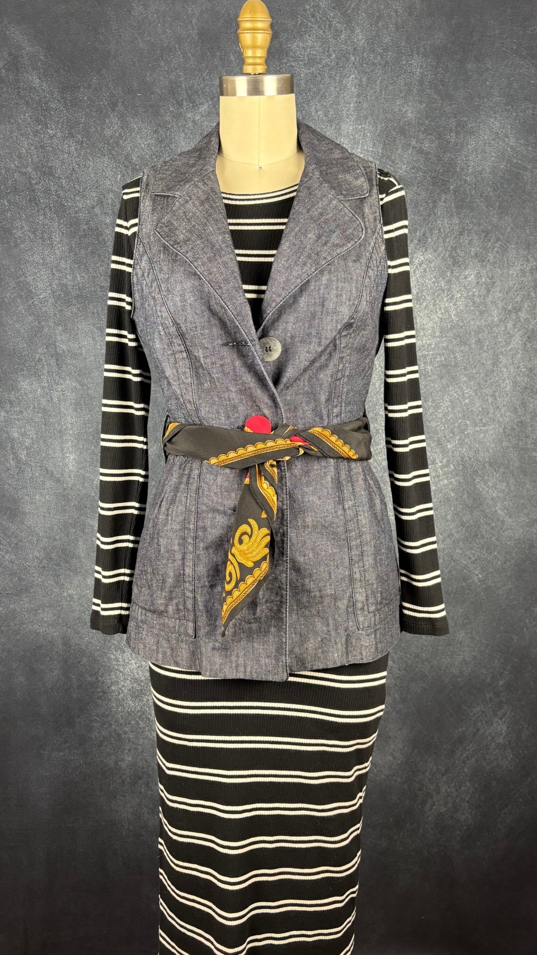 Veste sans manches en denim col tailleur Iris Setlakwe, taille 8. Vue de l'agencement avec la robe à rayures Massimo Dutti et le foulard Ralph Lauren.