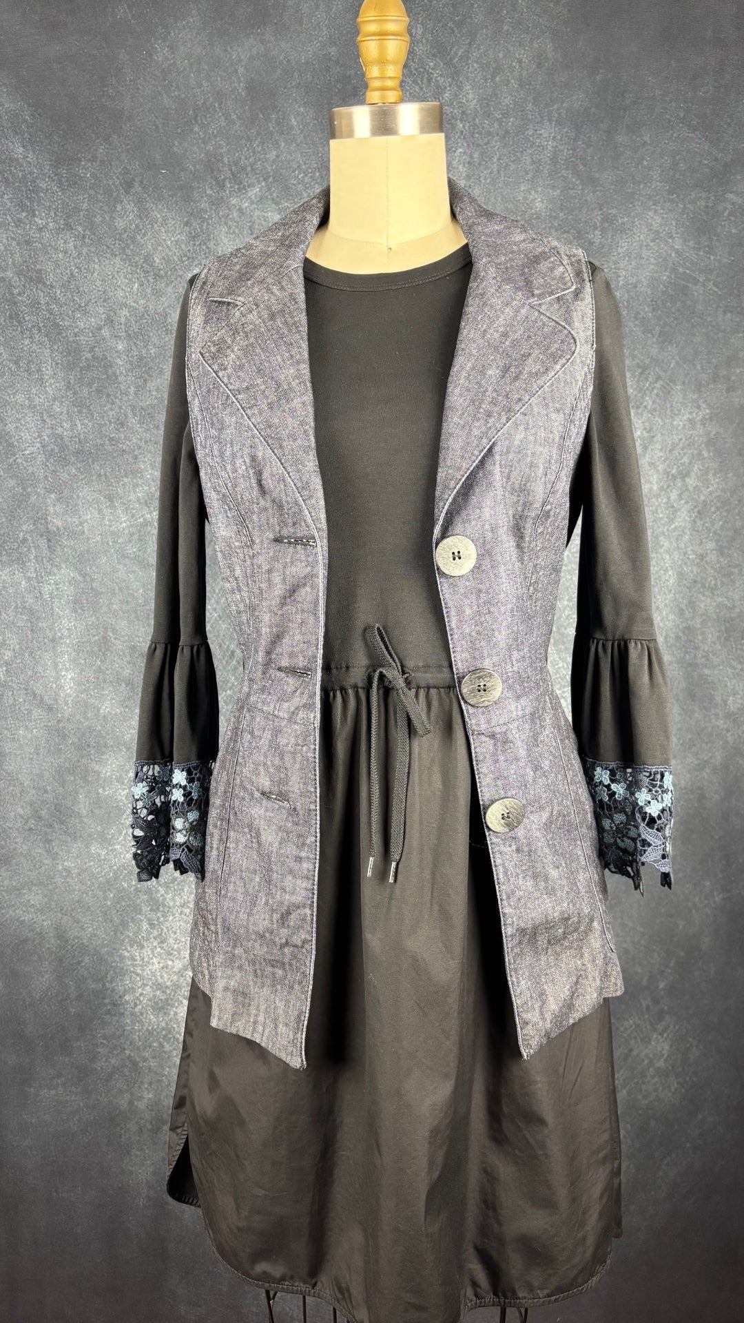 Veste sans manches en denim col tailleur Iris Setlakwe, taille 8. Vue de l'agencement avec la robe See by Chloé.