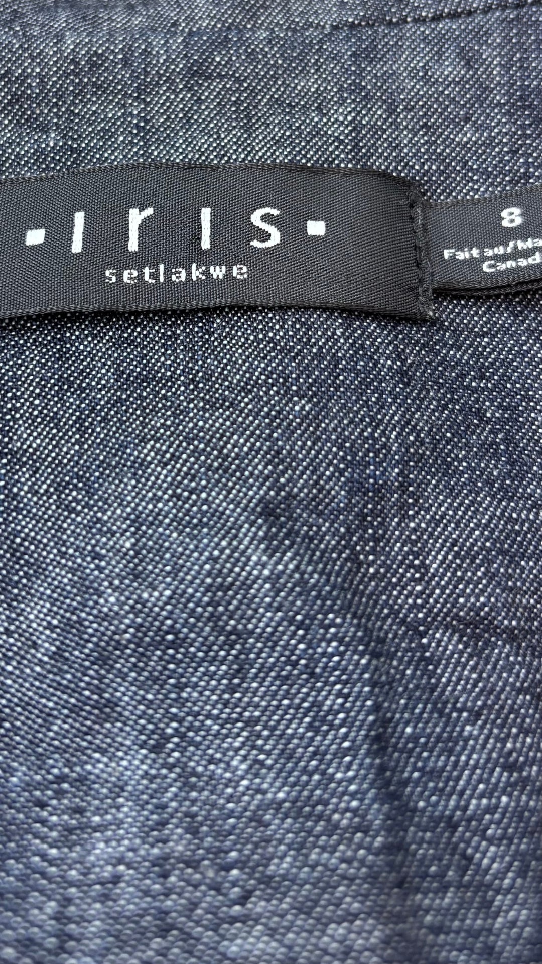 Veste sans manches en denim col tailleur Iris Setlakwe, taille 8. Vue de l'étiquette.
