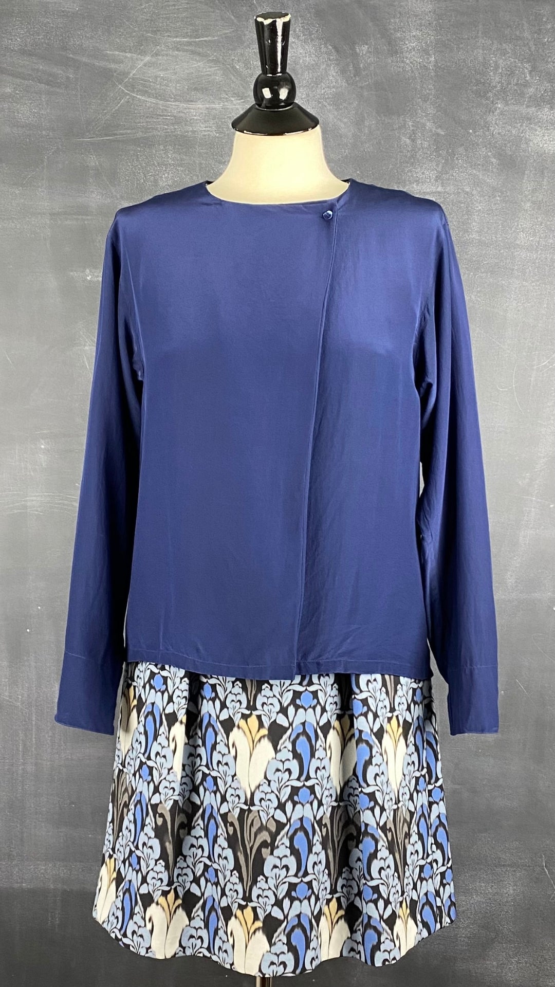 Veste en soie vintage bleu saphir Calvin Klein, taille 6 (small). Vue de l'agencement avec la robe doux motifs bleutés Tristan, veste fermée.