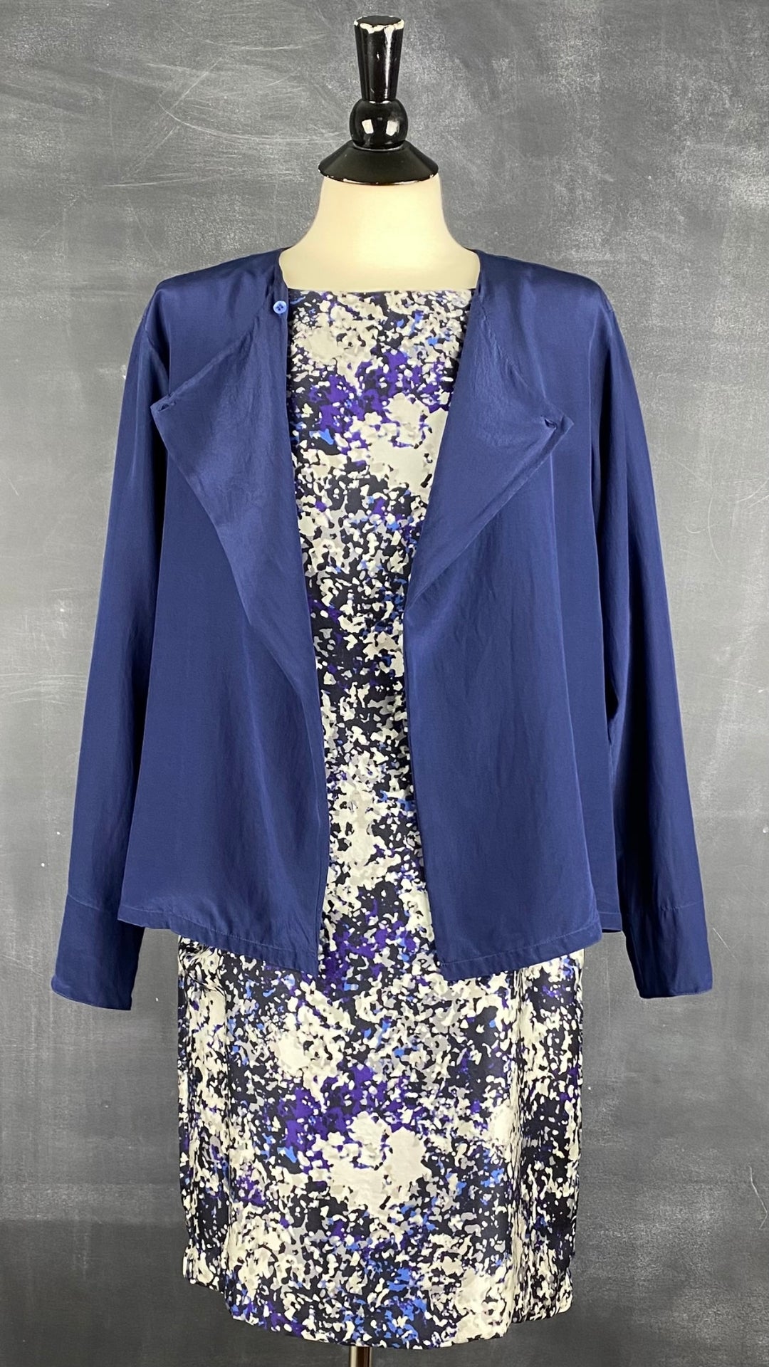 Veste en soie vintage bleu saphir Calvin Klein, taille 6 (small). Vue de l'agencement avec la robe en soie Club Monaco, veste ouverte.