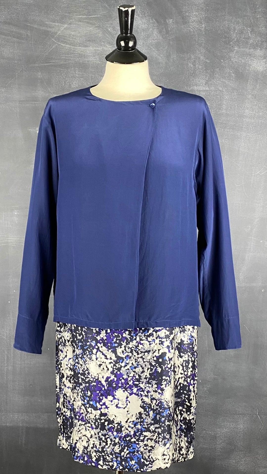 Veste en soie vintage bleu saphir Calvin Klein, taille 6 (small). Vue de l'agencement avec la robe en soie Club Monaco, veste fermée.