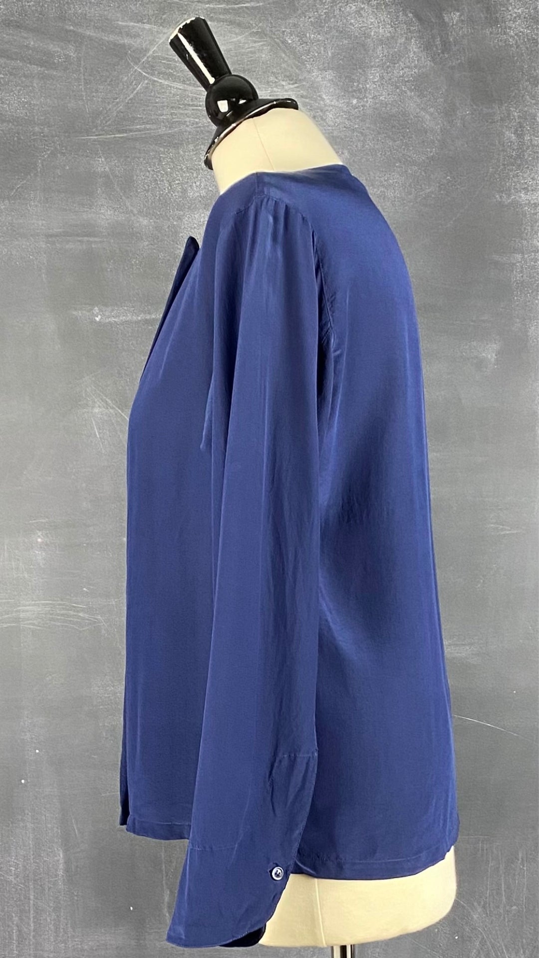 Veste en soie vintage bleu saphir Calvin Klein, taille 6 (small). Vue de côté.