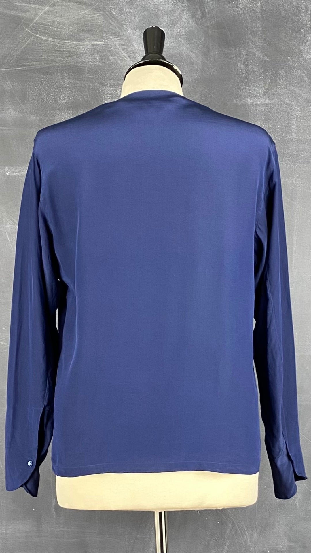 Veste en soie vintage bleu saphir Calvin Klein, taille 6 (small). Vue de dos.