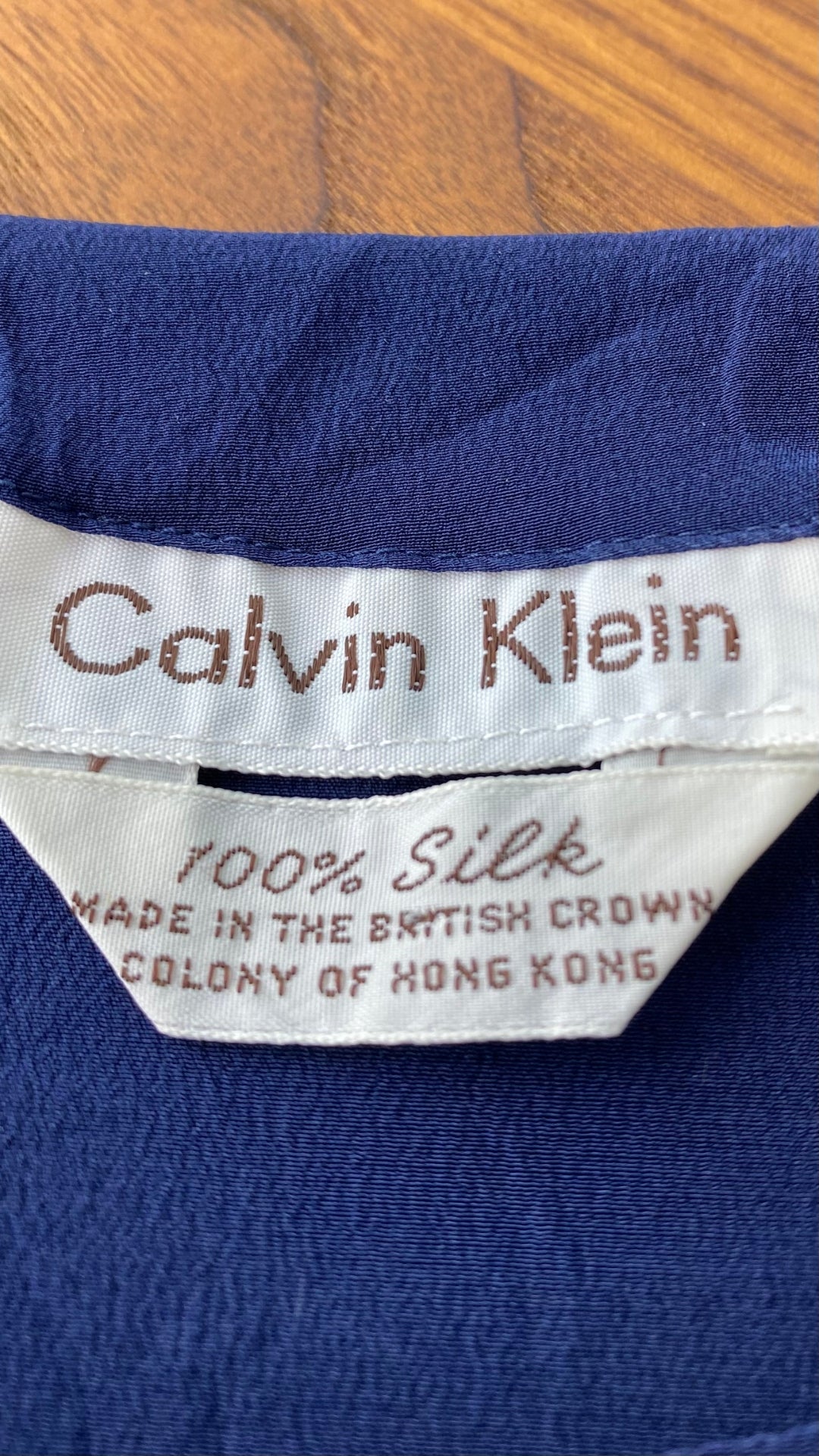Veste en soie vintage bleu saphir Calvin Klein, taille 6 (small). Vue de l'étiquette de composition et marque.