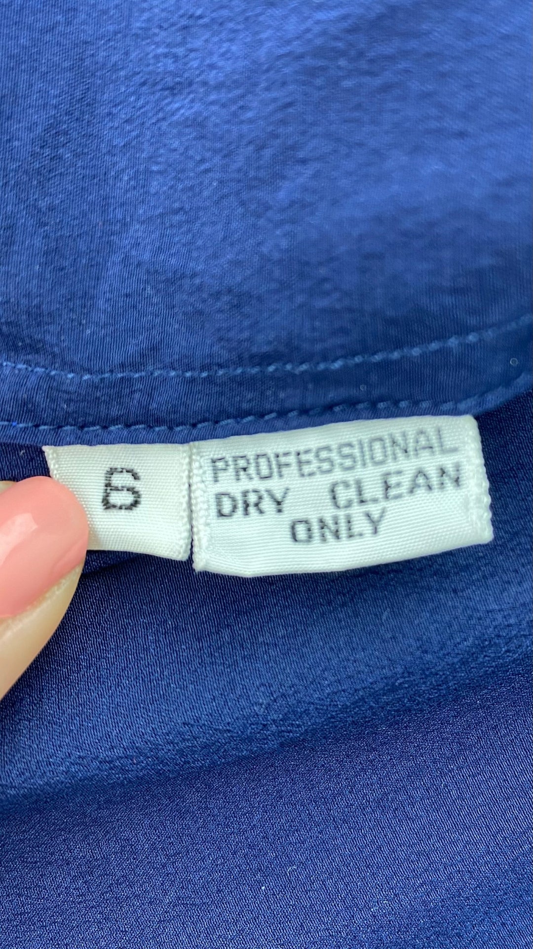 Veste en soie vintage bleu saphir Calvin Klein, taille 6 (small). Vue de l'étiquette de taille et entretien.