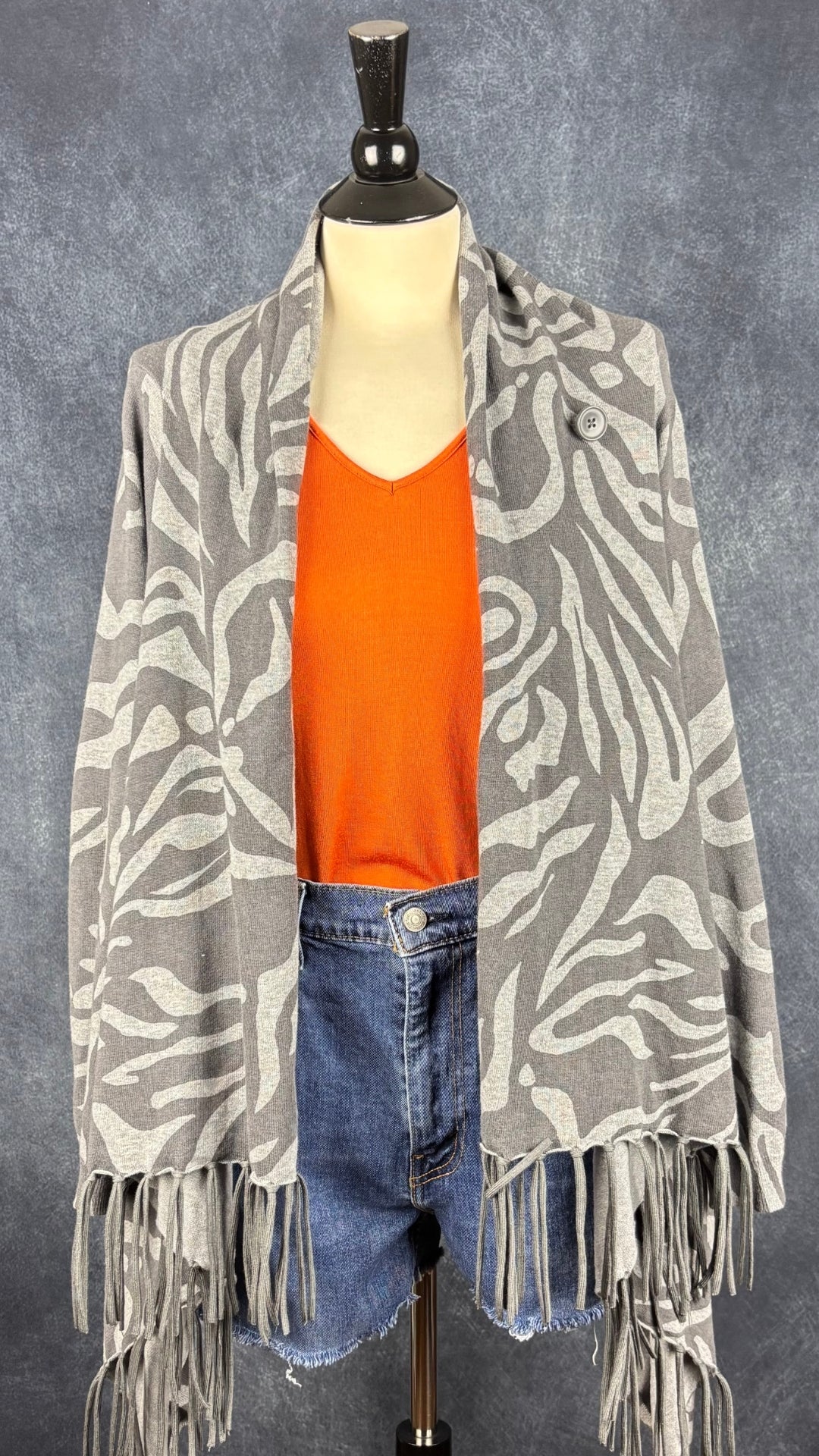 Veste à zébrures grises Samoon par Gerry Weber, taille estimée à large/xl. Vue de l'agencement avec le short en jeans et la camisole orange.