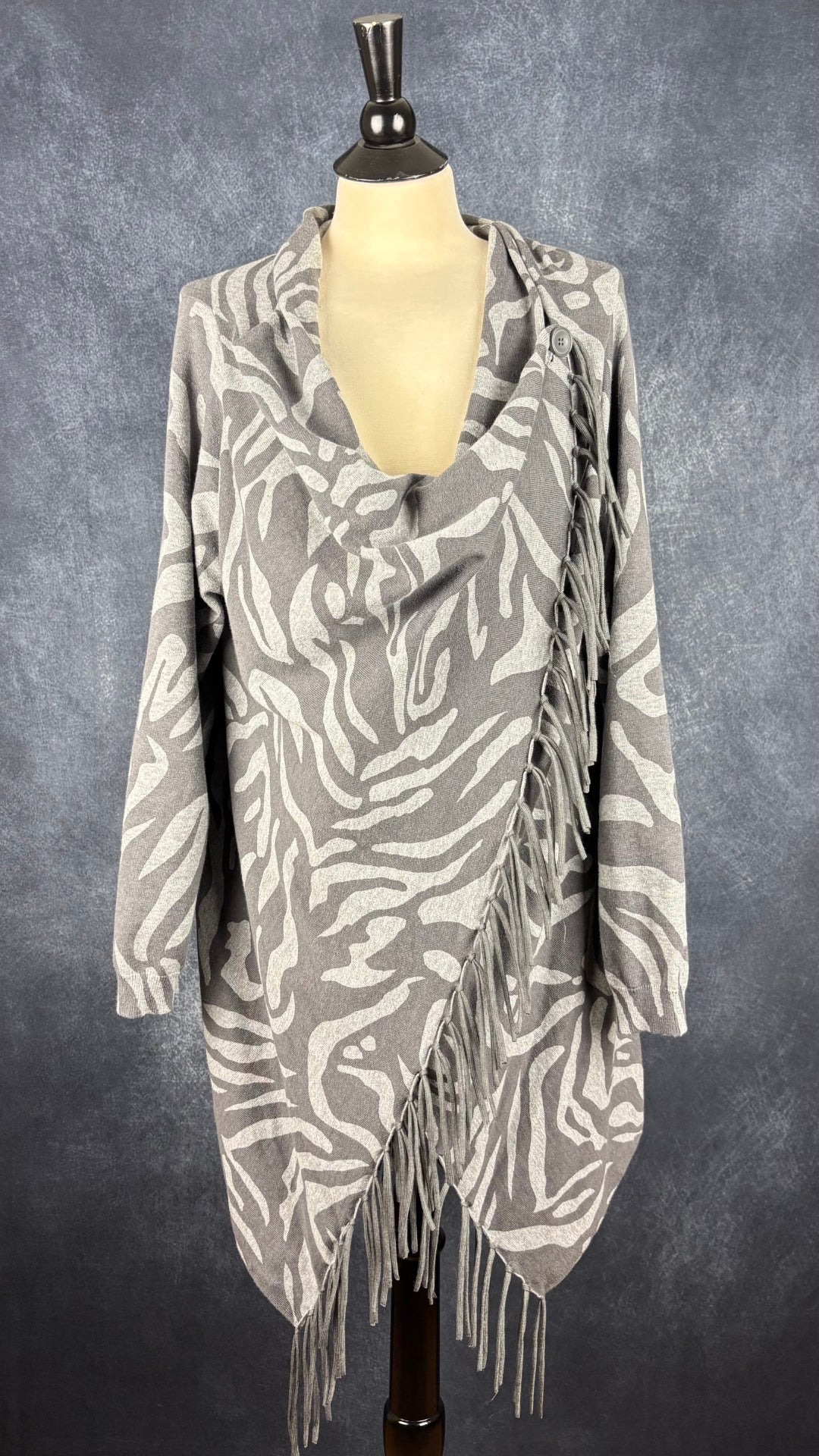 Veste à zébrures grises Samoon par Gerry Weber, taille estimée à large/xl. Vue de la veste boutonnée.