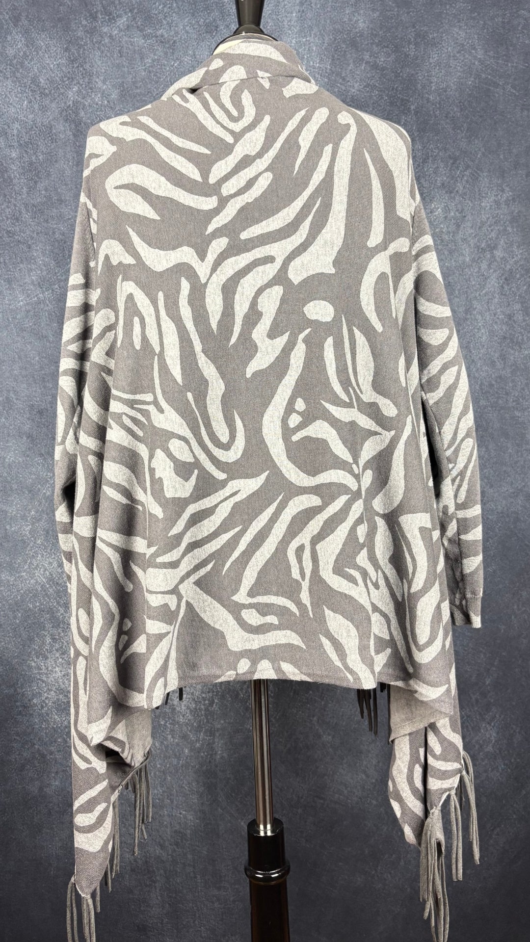 Veste à zébrures grises Samoon par Gerry Weber, taille estimée à large/xl. Vue de dos.