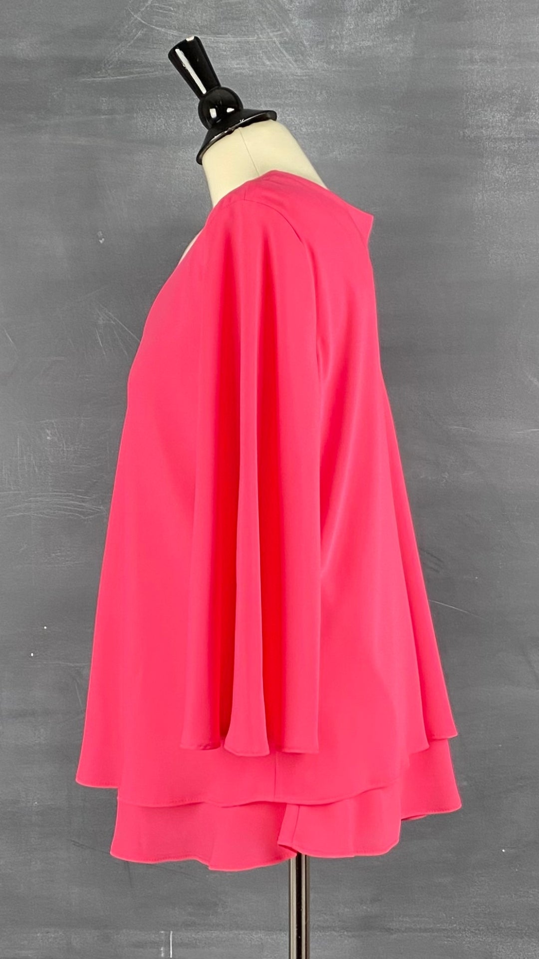 Blouse ample à encolure en V et dessous des manches ouvertes. Tout en fluidité et en féminité! Vue de côté.