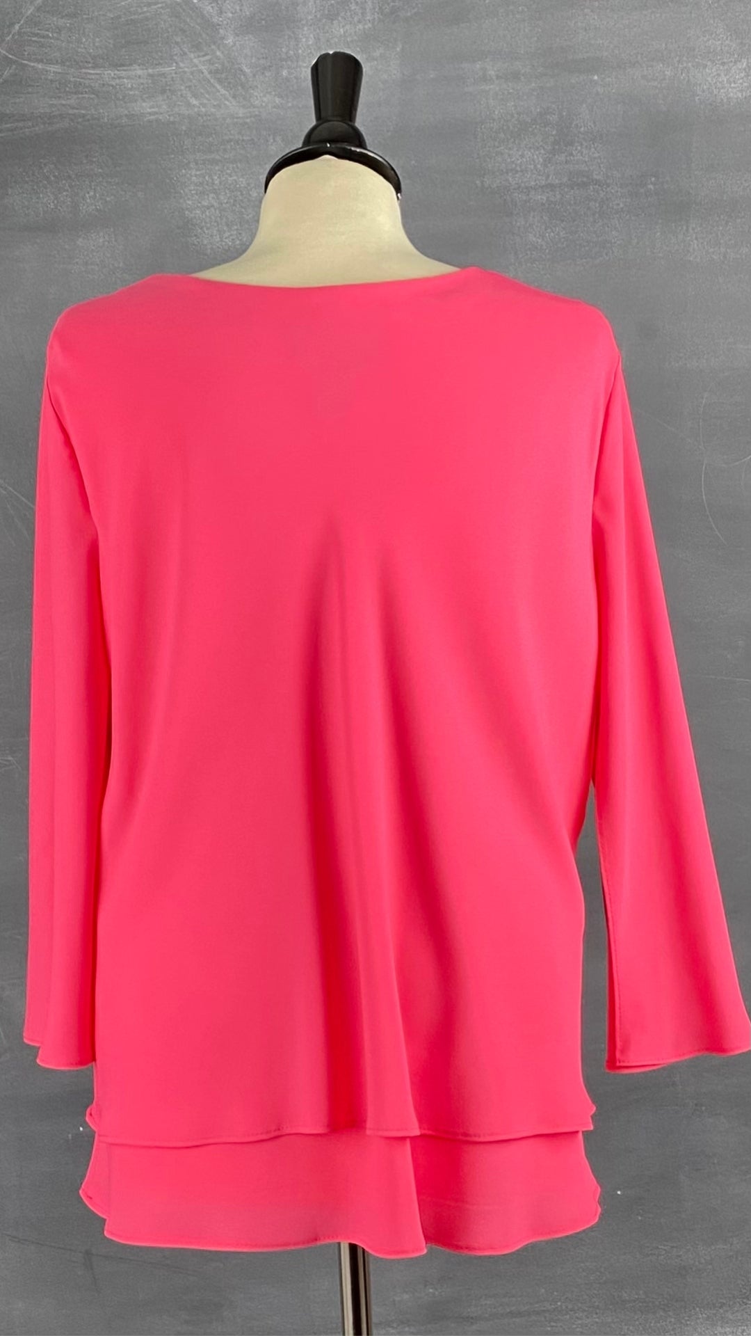 Blouse ample à encolure en V et dessous des manches ouvertes. Tout en fluidité et en féminité! Vue de dos.