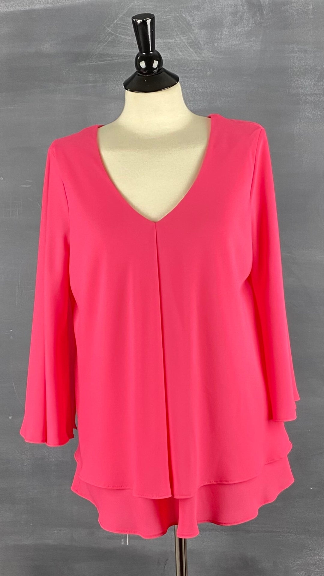 Blouse ample à encolure en V et dessous des manches ouvertes. Tout en fluidité et en féminité! Vue de face.