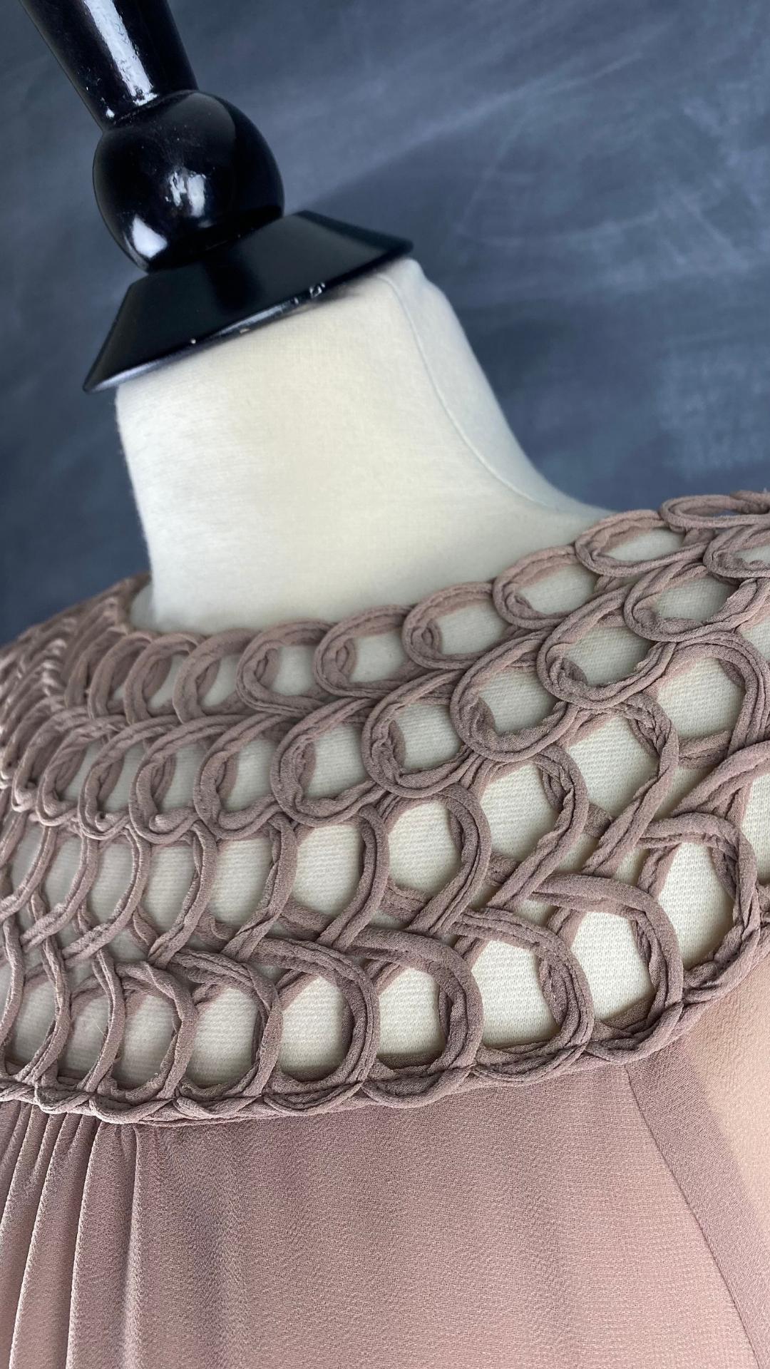 Cette splendide blouse possède un col détaillé ajouré spectaculaire, vue de près des détails