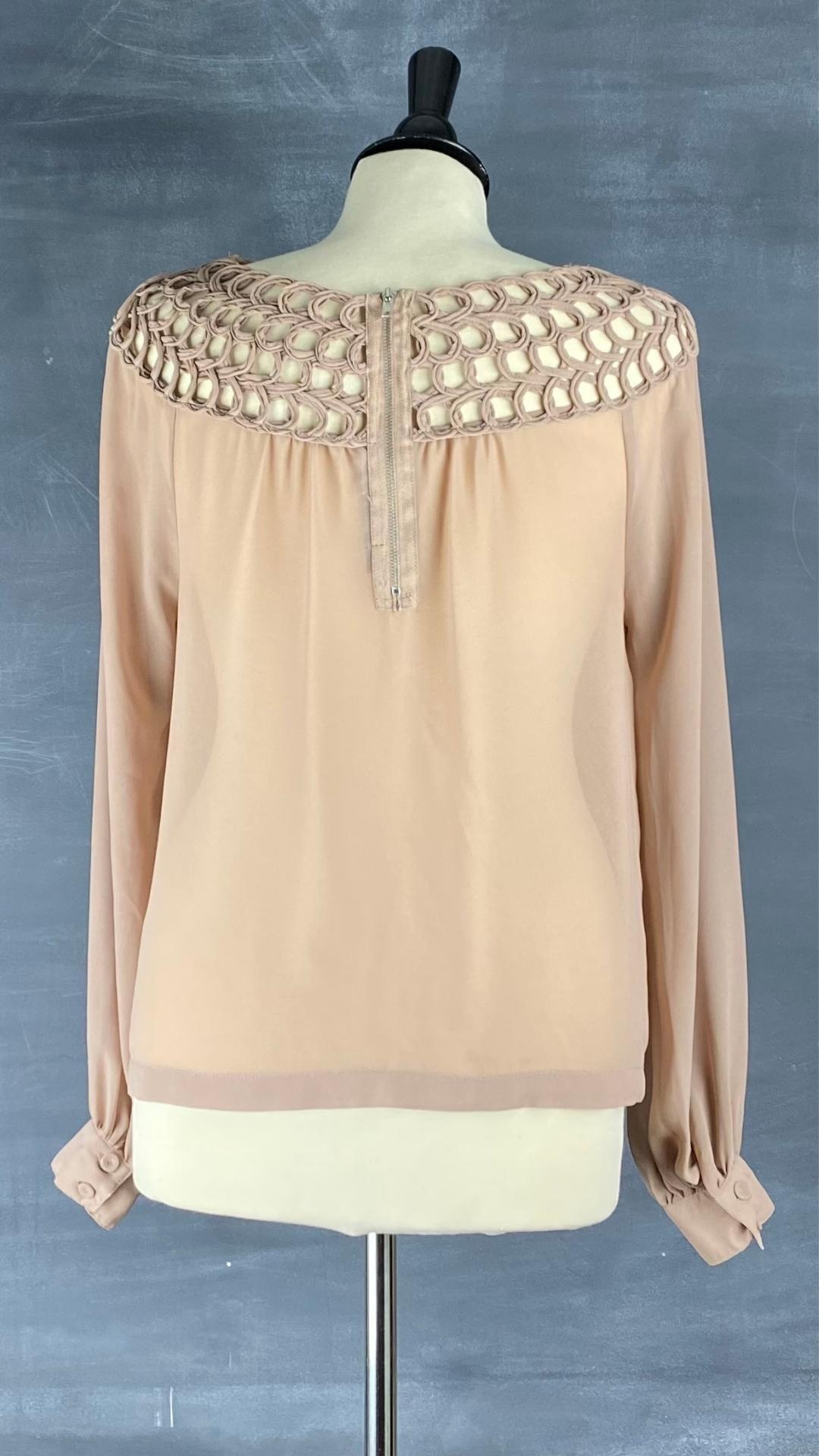 Cette splendide blouse possède un col détaillé ajouré spectaculaire, vue de dos