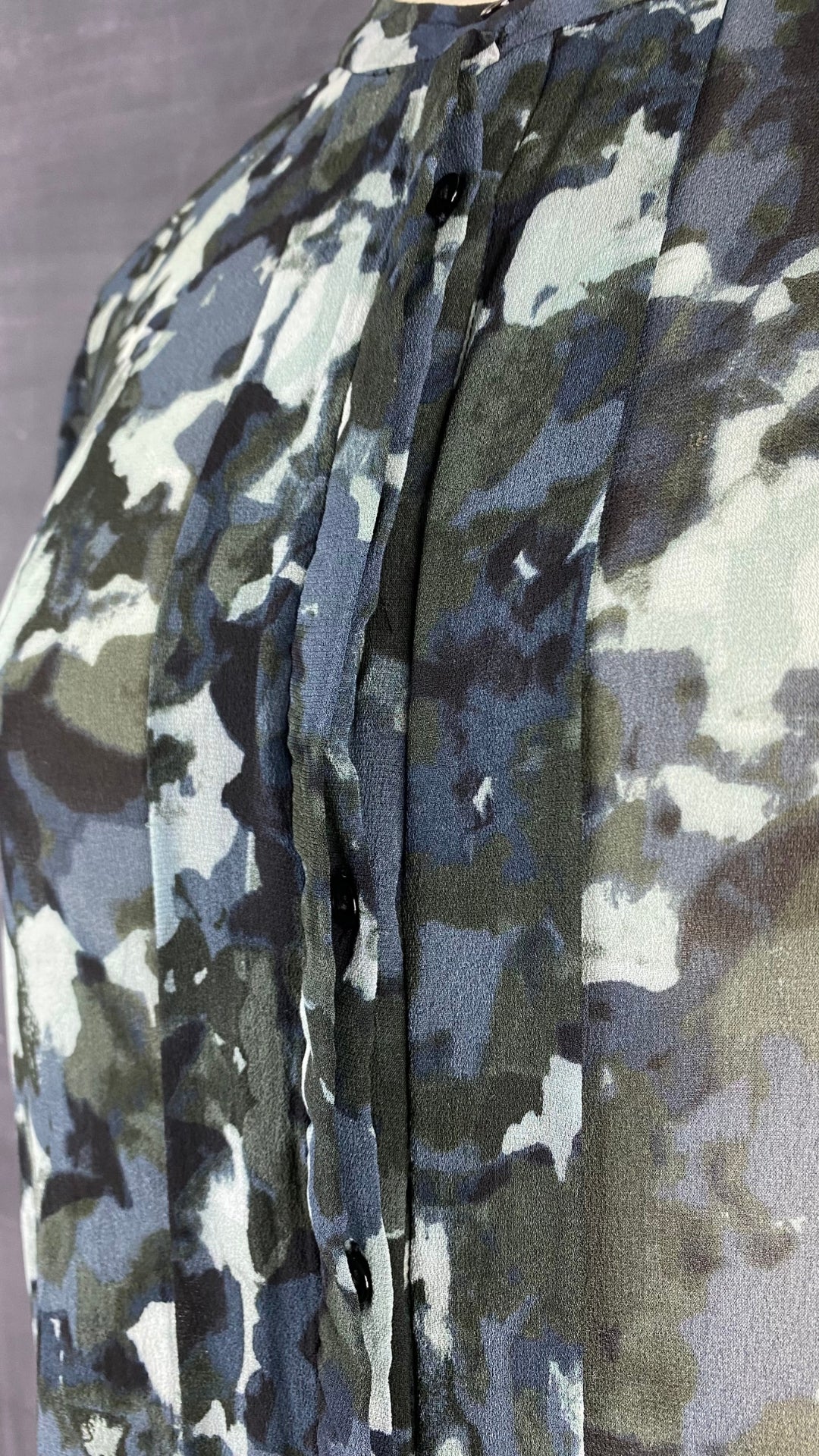 Blouse transparente InWear à motifs abstraits. Vue de la boutonnière de près.