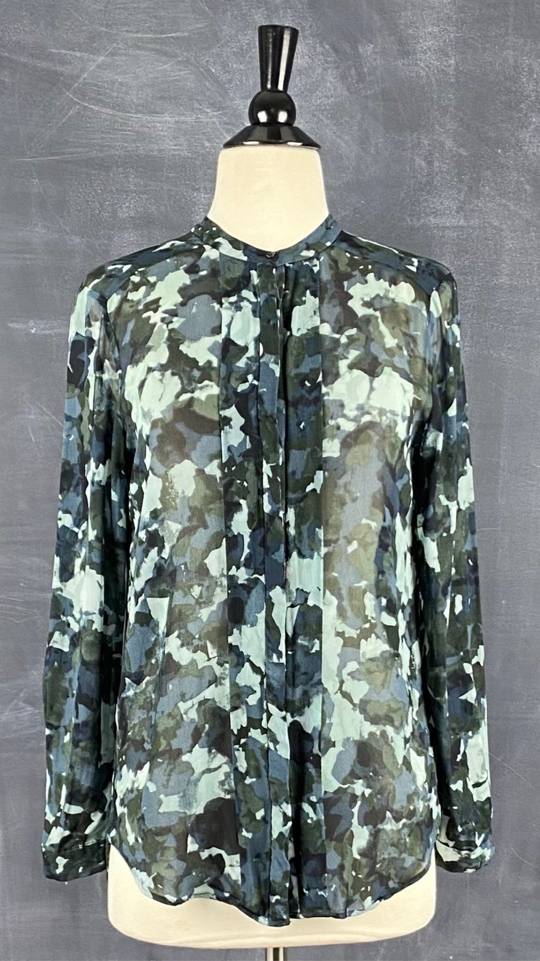 Blouse transparente InWear à motifs abstraits. Vue de face.