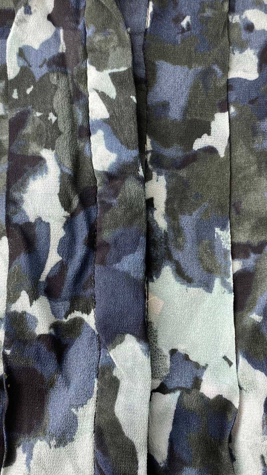 Blouse transparente InWear à motifs abstraits. Vue de près du devant.