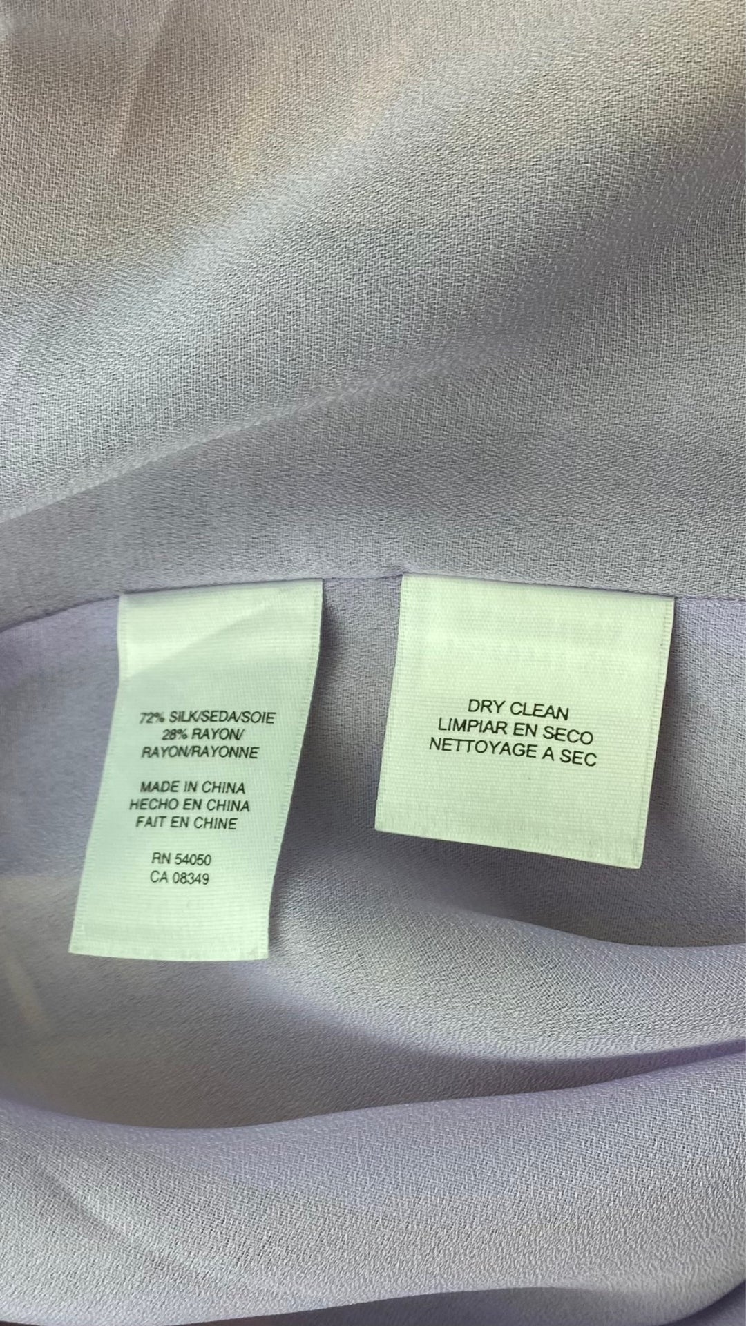 Blouse Anne Klein en mélange de soie au merveilleux dégradé de couleurs style sunset. Vue de l'étiquette de composition et entretien.