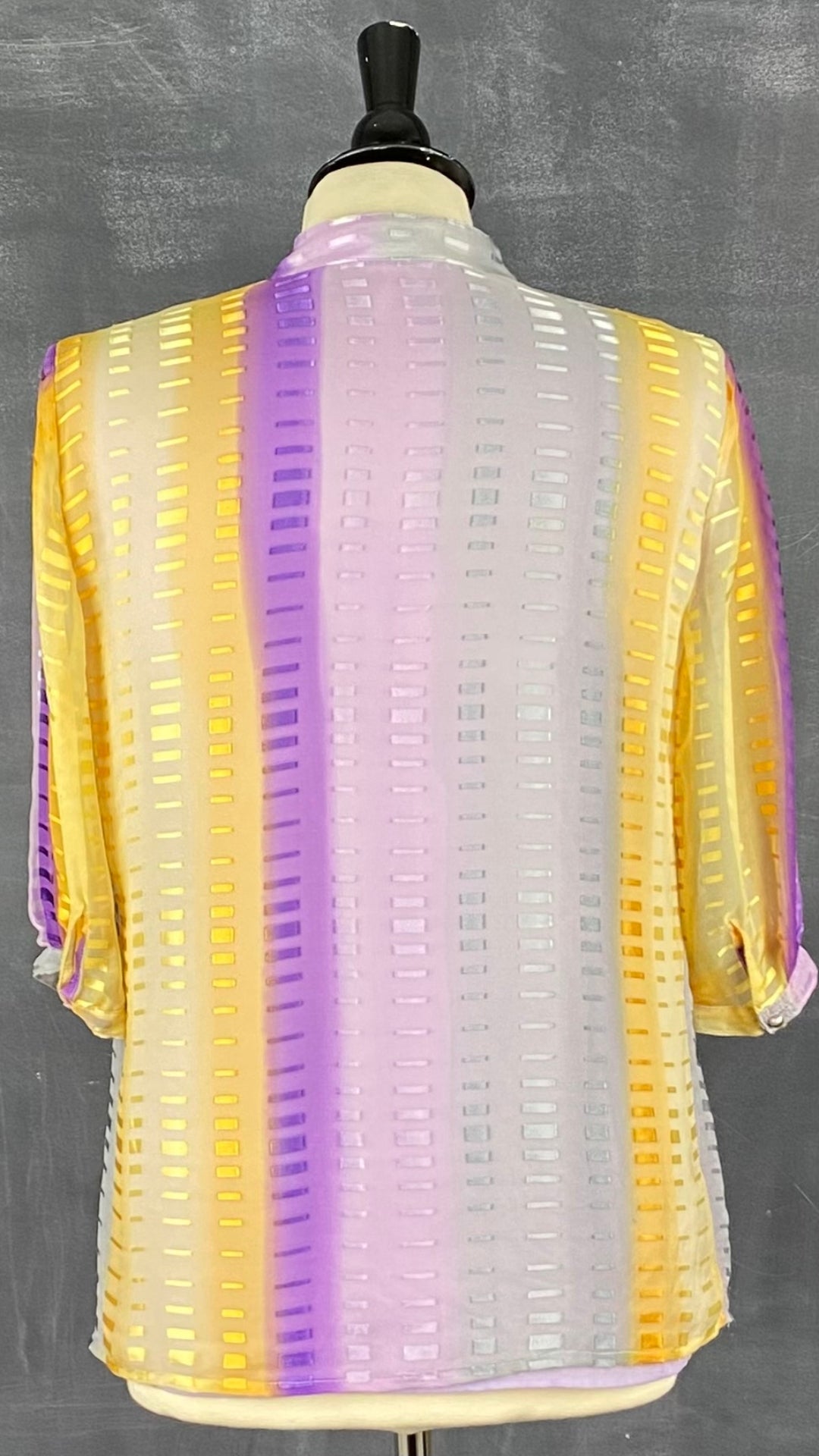 Blouse Anne Klein en mélange de soie au merveilleux dégradé de couleurs style sunset. Vue de dos.