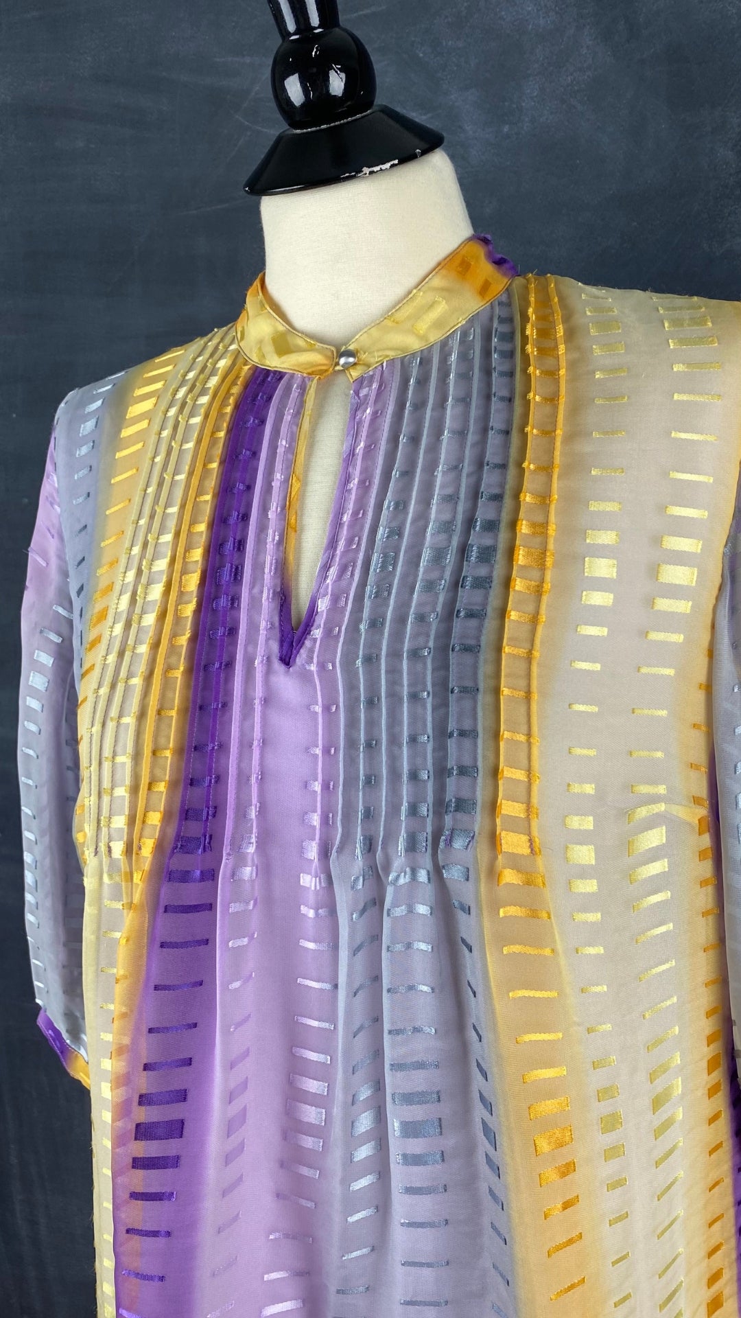 Blouse Anne Klein en mélange de soie au merveilleux dégradé de couleurs style sunset. Vue de l'encolure.
