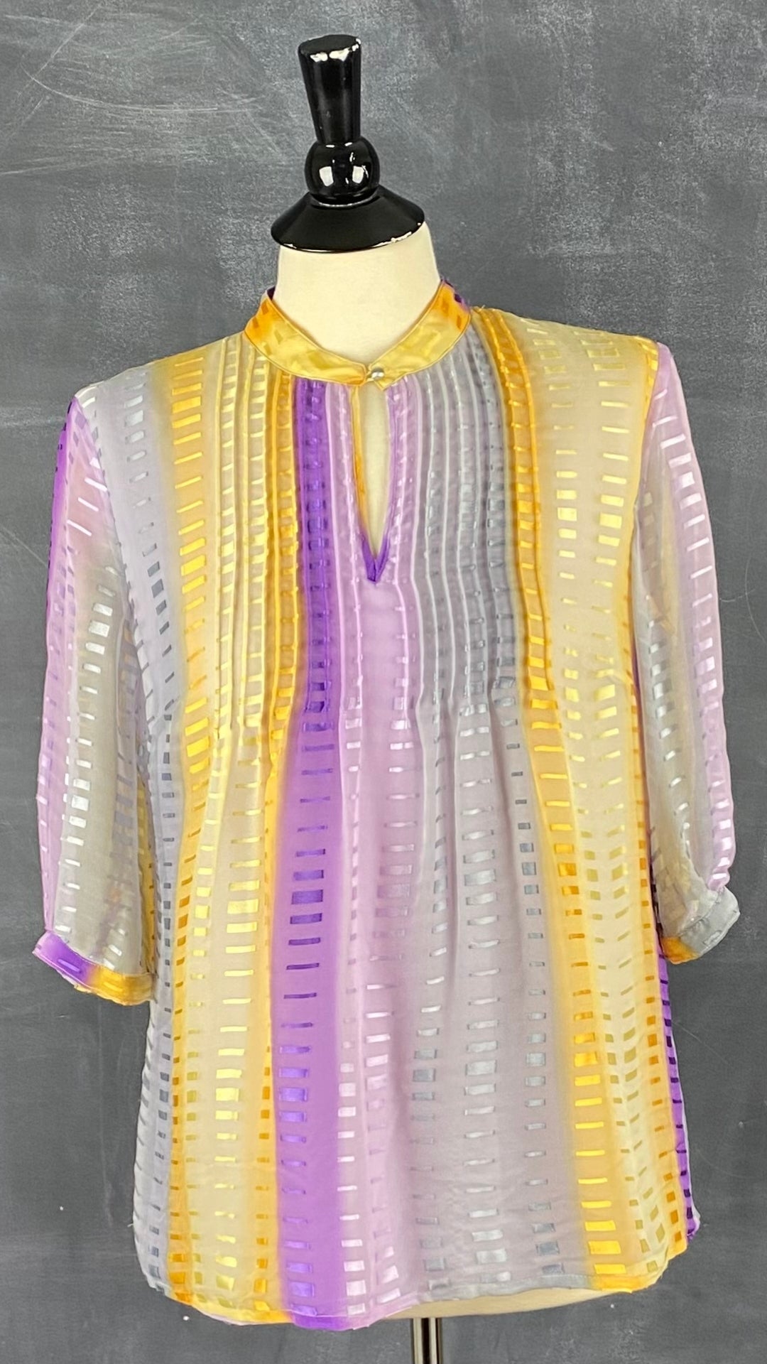 Blouse Anne Klein en mélange de soie au merveilleux dégradé de couleurs style sunset. Vue de face.