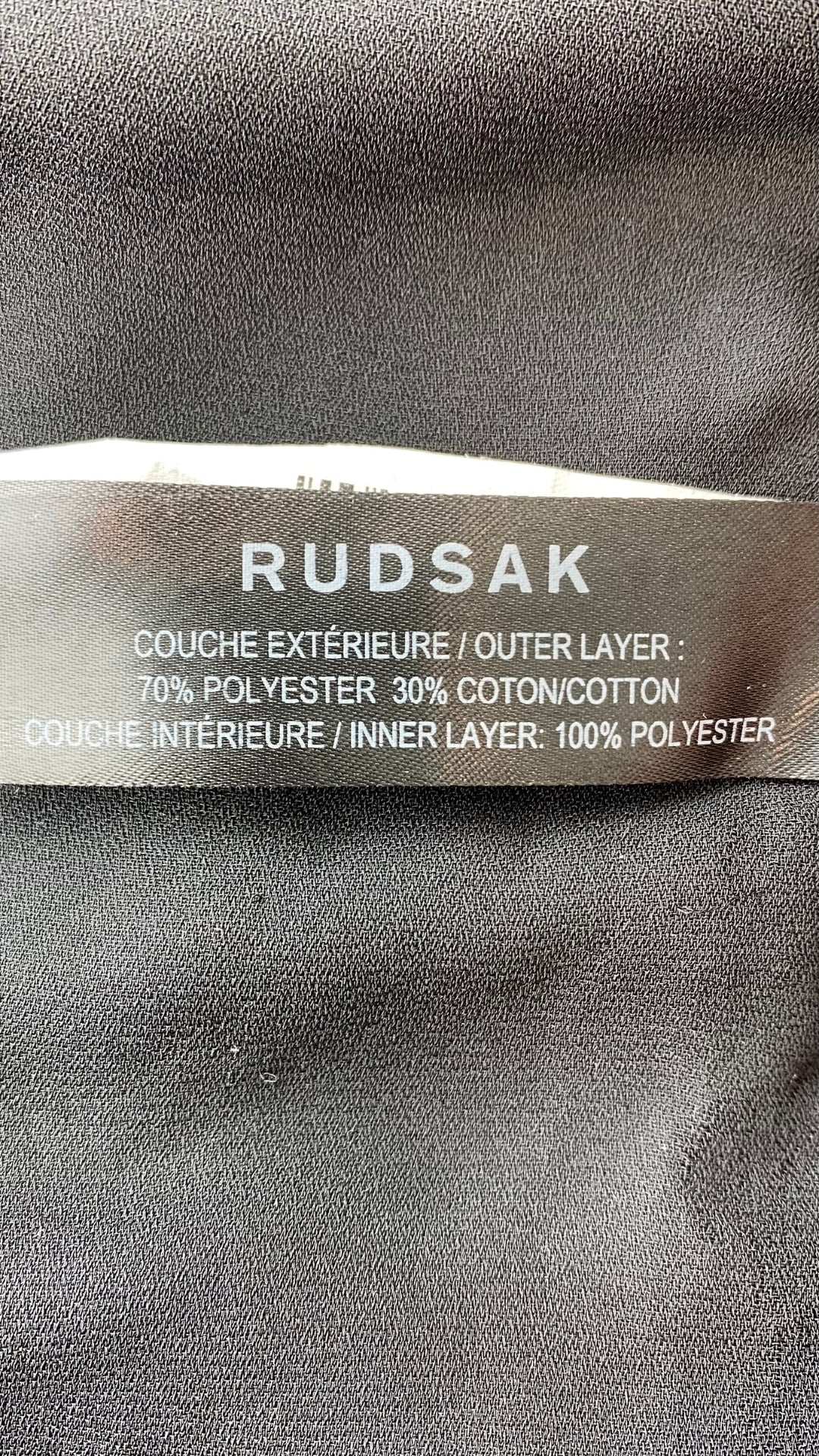 Camisole noire Rudsak double épaisseur avec filet. Vue de l'étiquette de composition.