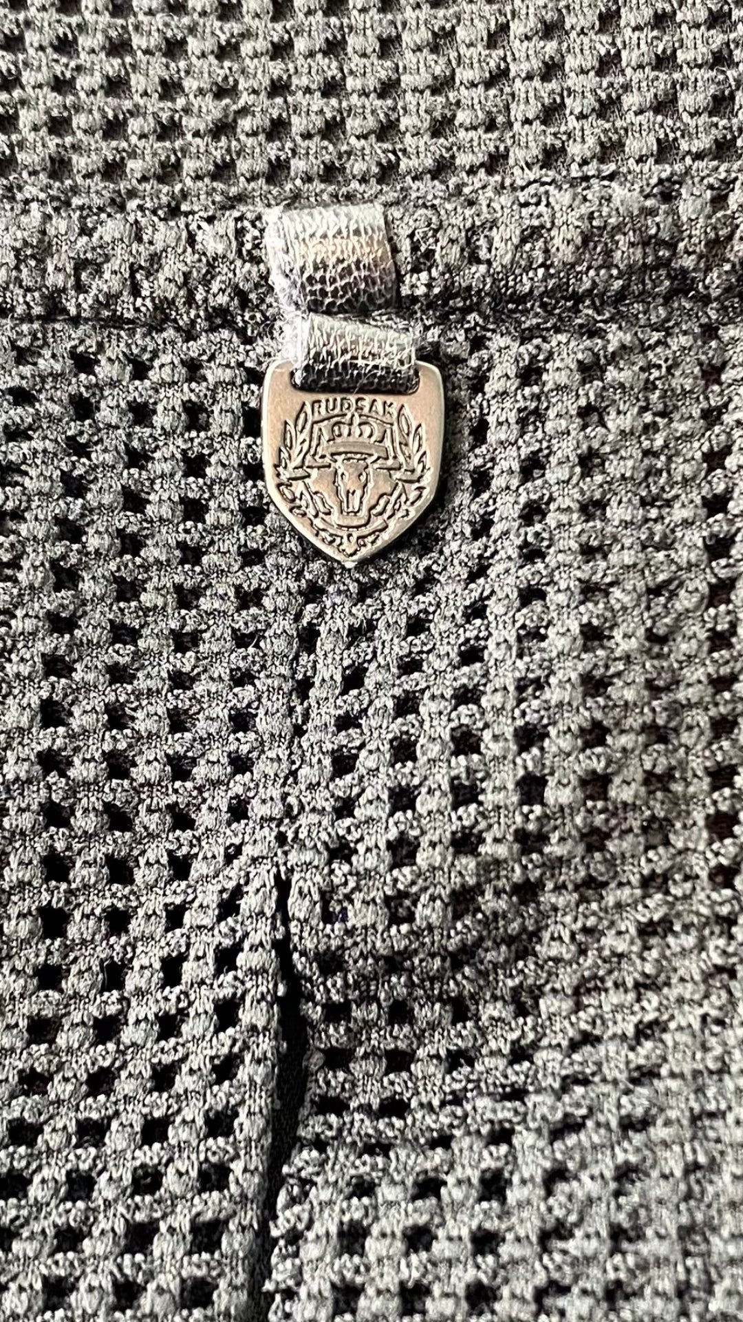 Camisole noire Rudsak double épaisseur avec filet. Vue d'un détail ornant le haut du dos.