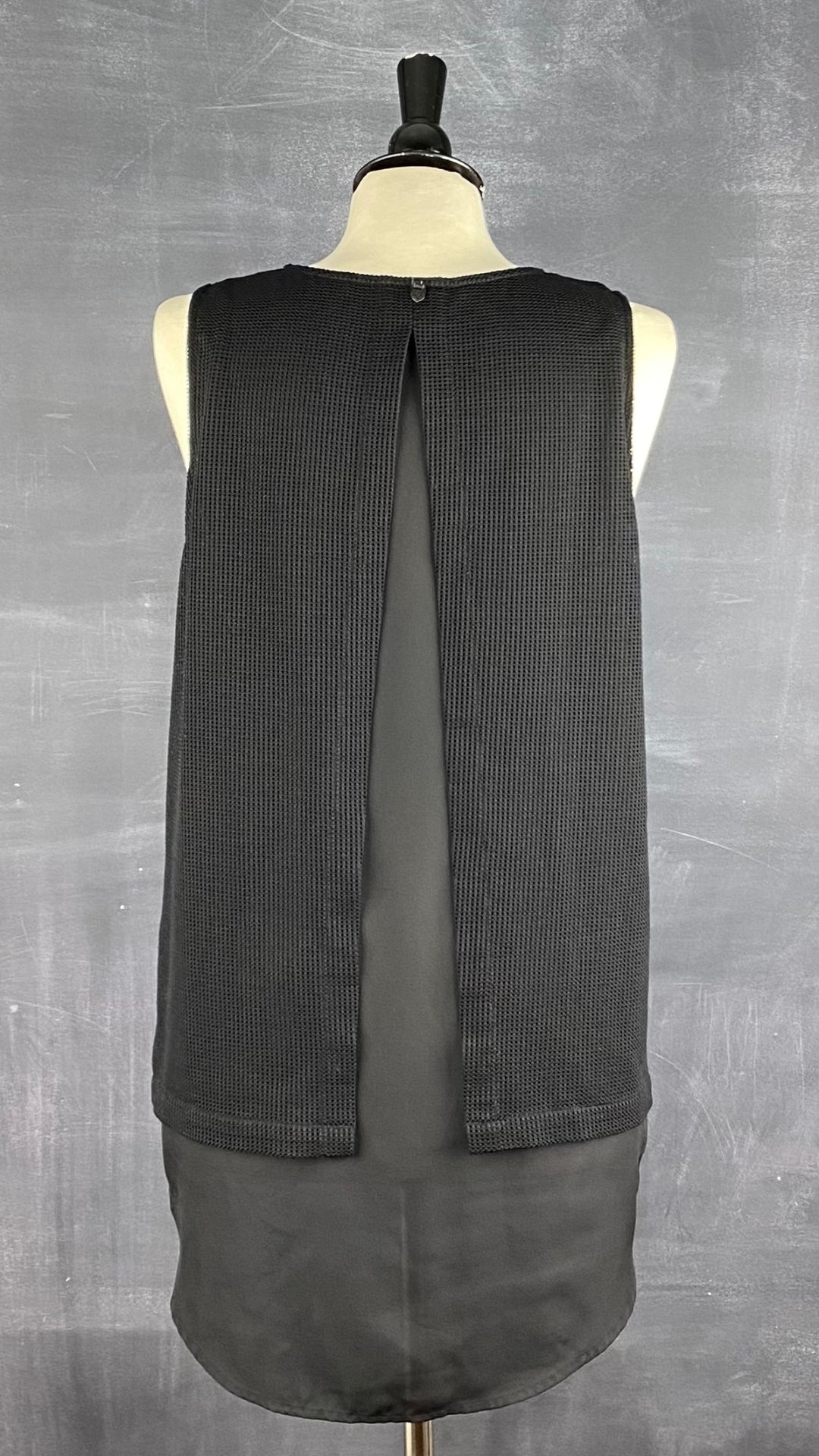 Camisole noire Rudsak double épaisseur avec filet. Vue de dos.
