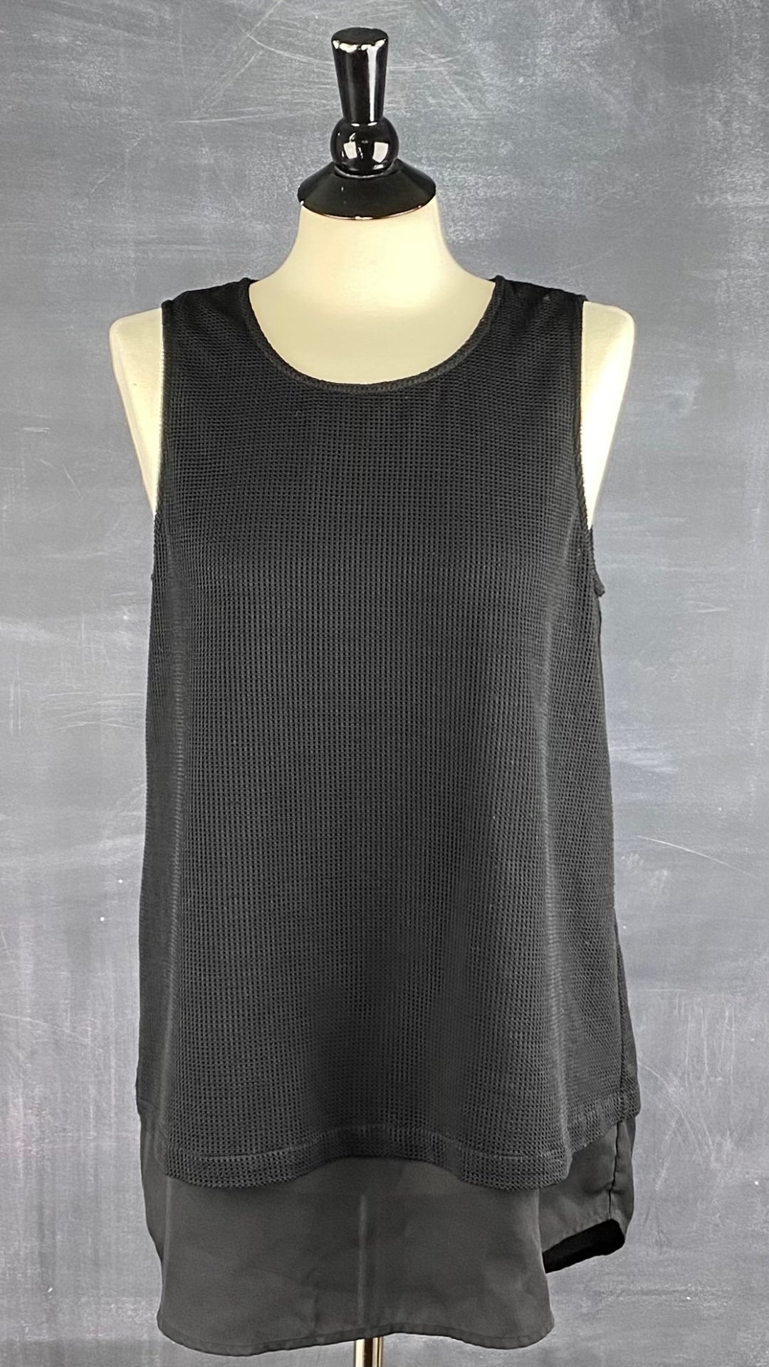 Camisole noire Rudsak double épaisseur avec filet. Vue de face.