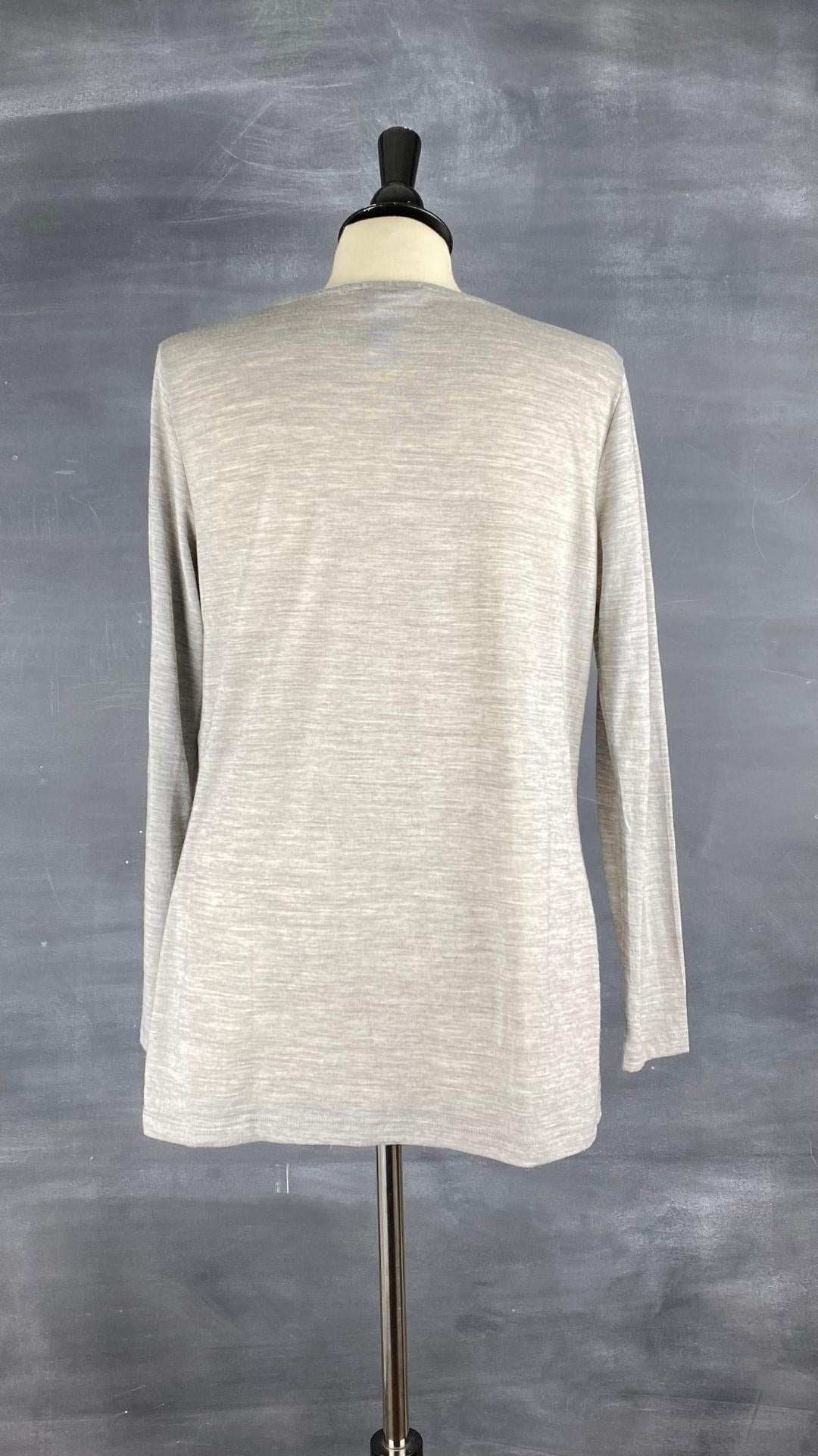 Chandail mince col drapé Olsen Europe composé de polyester et de laine. Une base de la garde-robe, vue de dos.