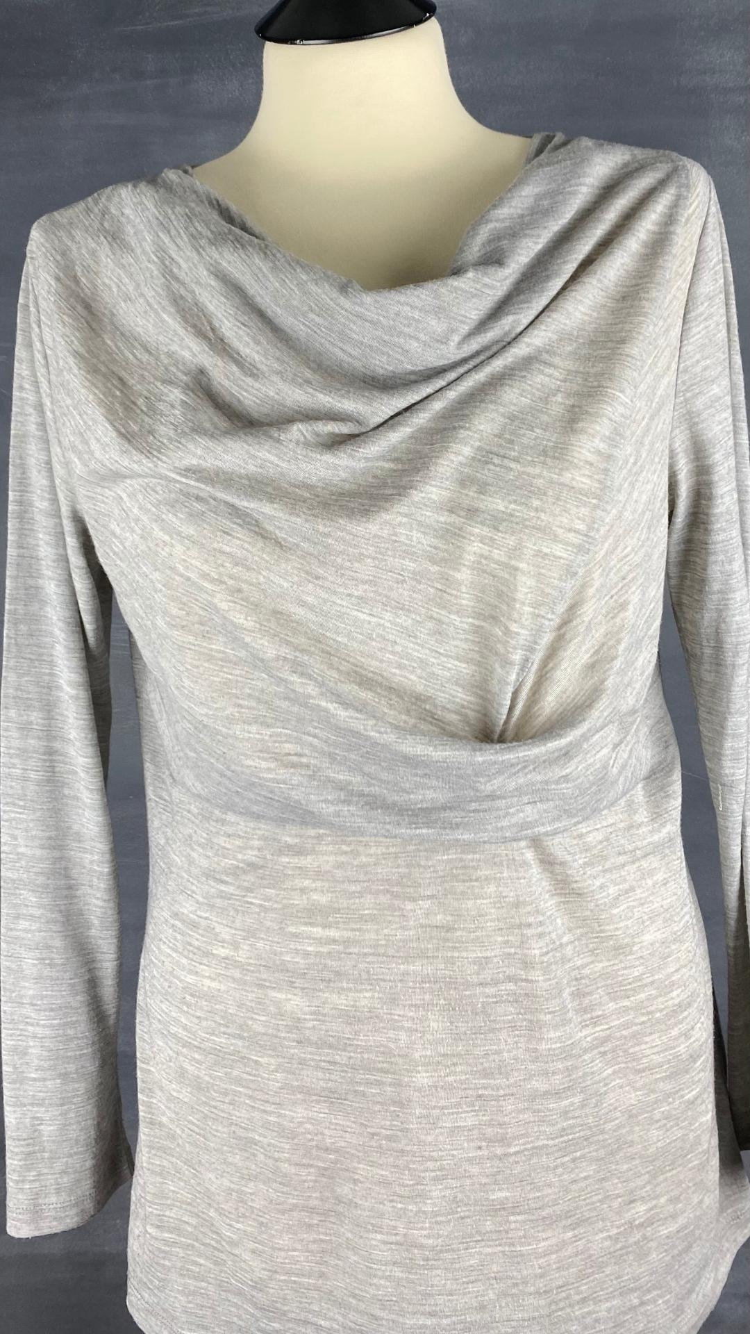 Chandail mince col drapé Olsen Europe composé de polyester et de laine. Une base de la garde-robe, vue de plus près de l'encolure.