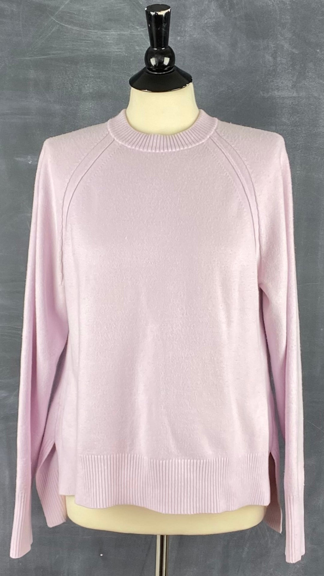 Chandail French Connection ample en tricot lilas. Vue de face.
