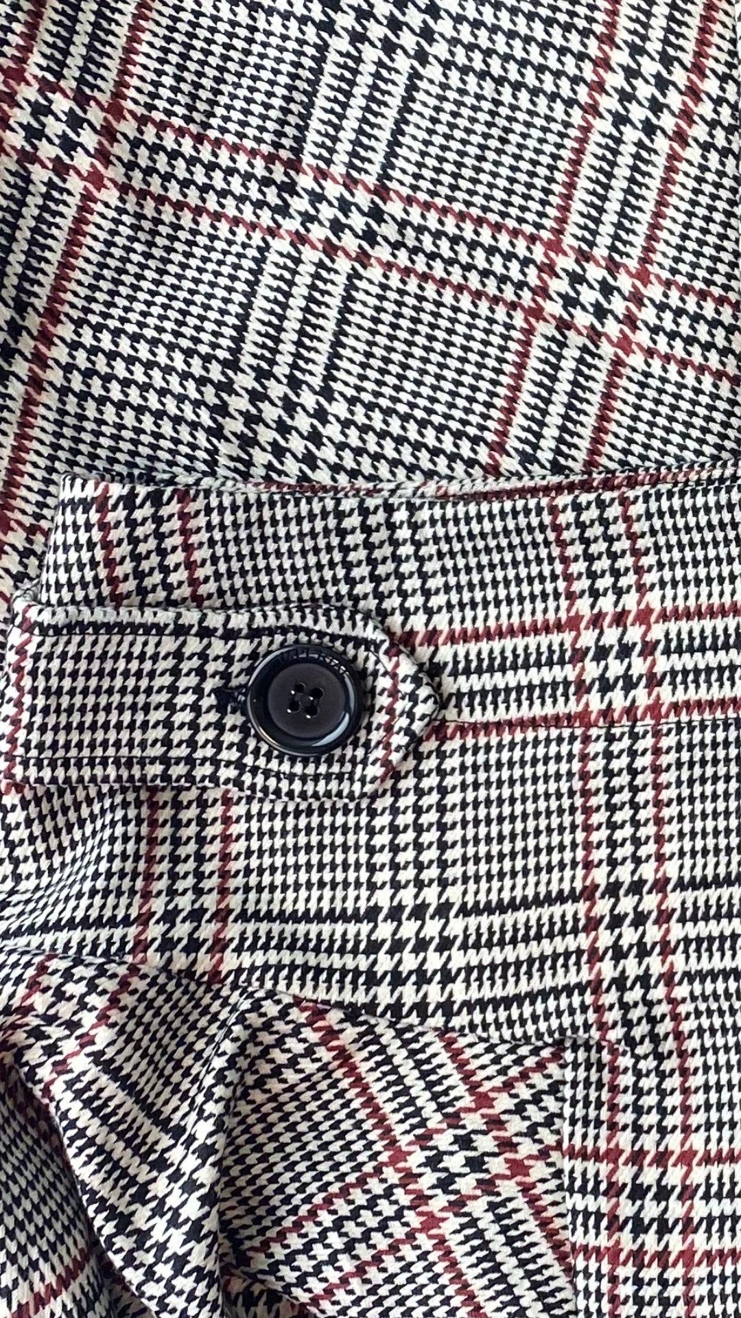 Jupe carreaux fluide asymétrique Imperial, vue de près détail du bouton.