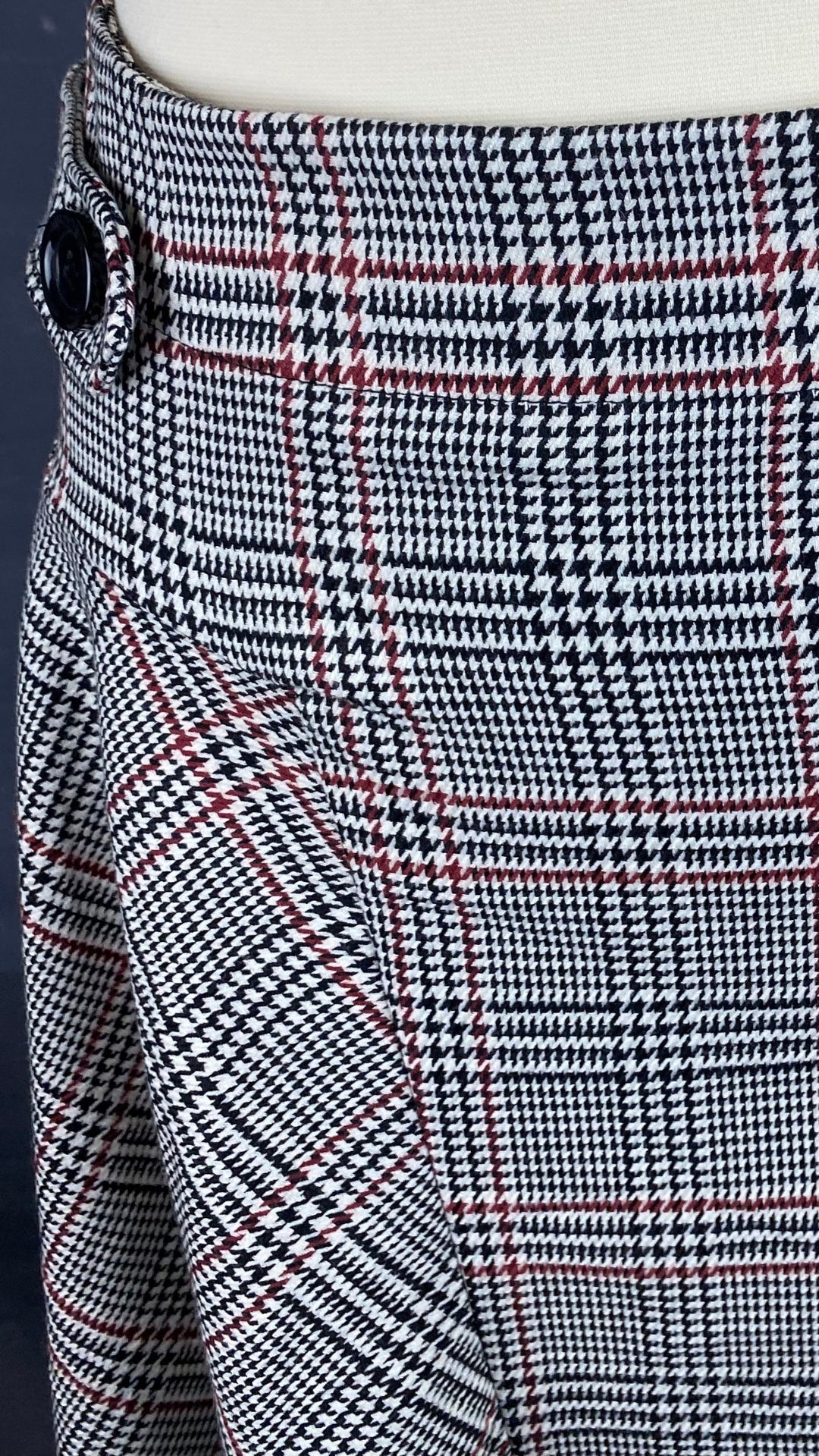 Jupe carreaux fluide asymétrique Imperial, vue de près motifs tissu.