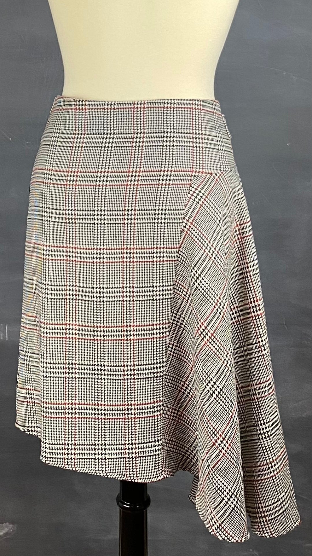 Jupe carreaux fluide asymétrique Imperial, vue de dos.