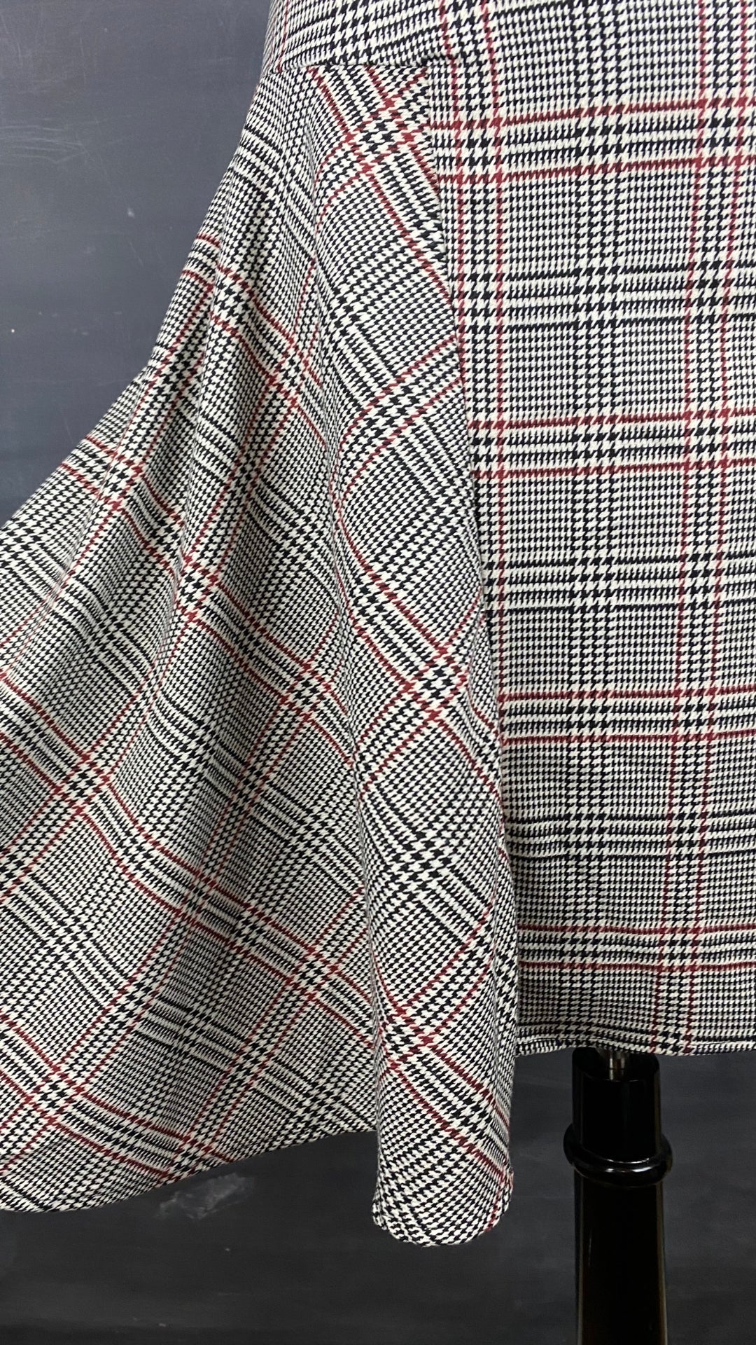 Jupe carreaux fluide asymétrique Imperial, vue de la fluidité du tissu asymétrique.