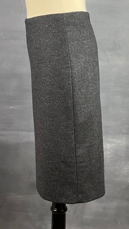 Jupe crayon en lainage gris faite au Canada. Zip au dos pour la fente d'aisance. Vue de côté.