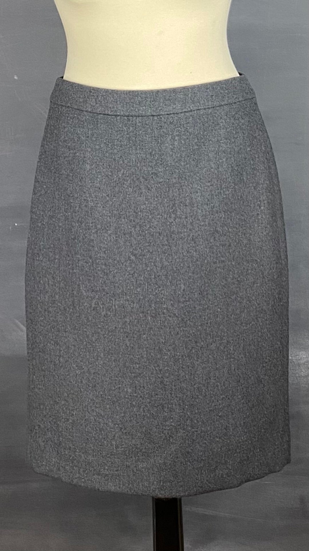 Jupe crayon J.Crew en lainage gris, vue de face.