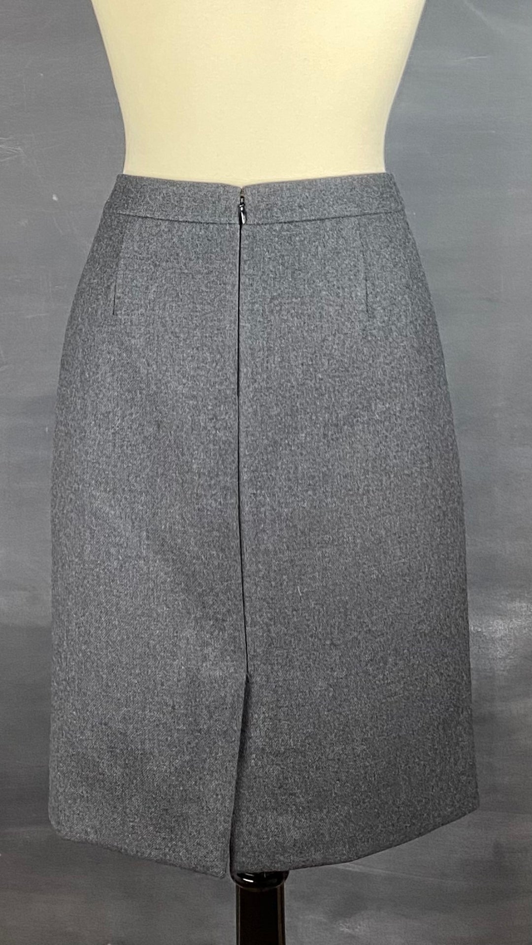 Jupe crayon J.Crew en lainage gris, vue de dos.