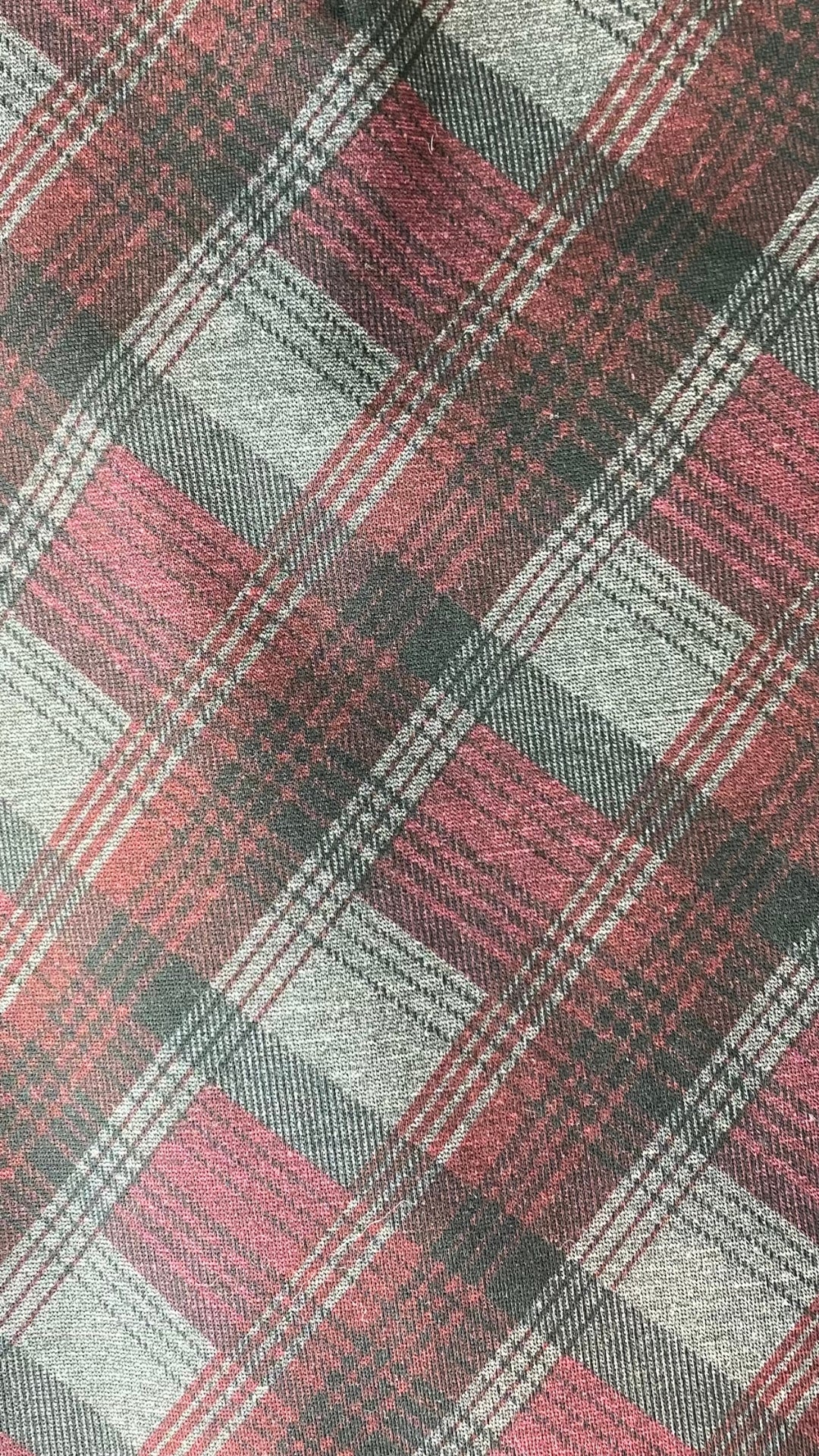 Jupe ligne A à carreaux gris et bourgogne. Classique et facile à agencer. Vue du tissu.