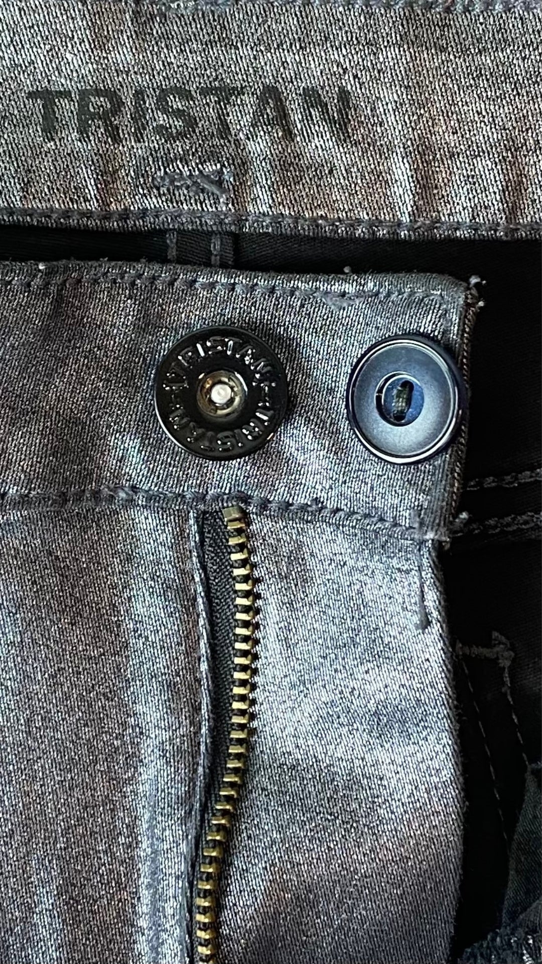 Pantalon Tristan festif et argenté, vue des boutons.