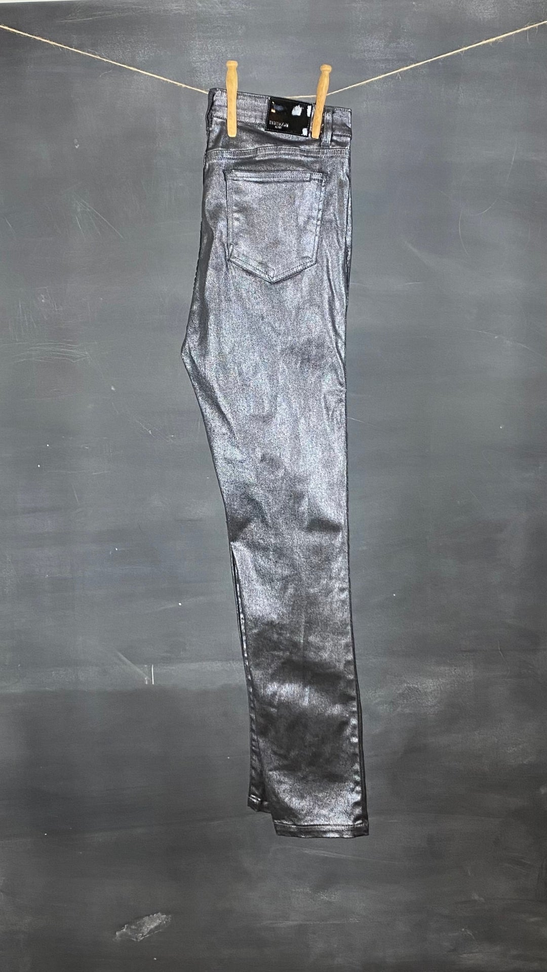 Pantalon Tristan festif et argenté, vue replié une seule jambe de dos.