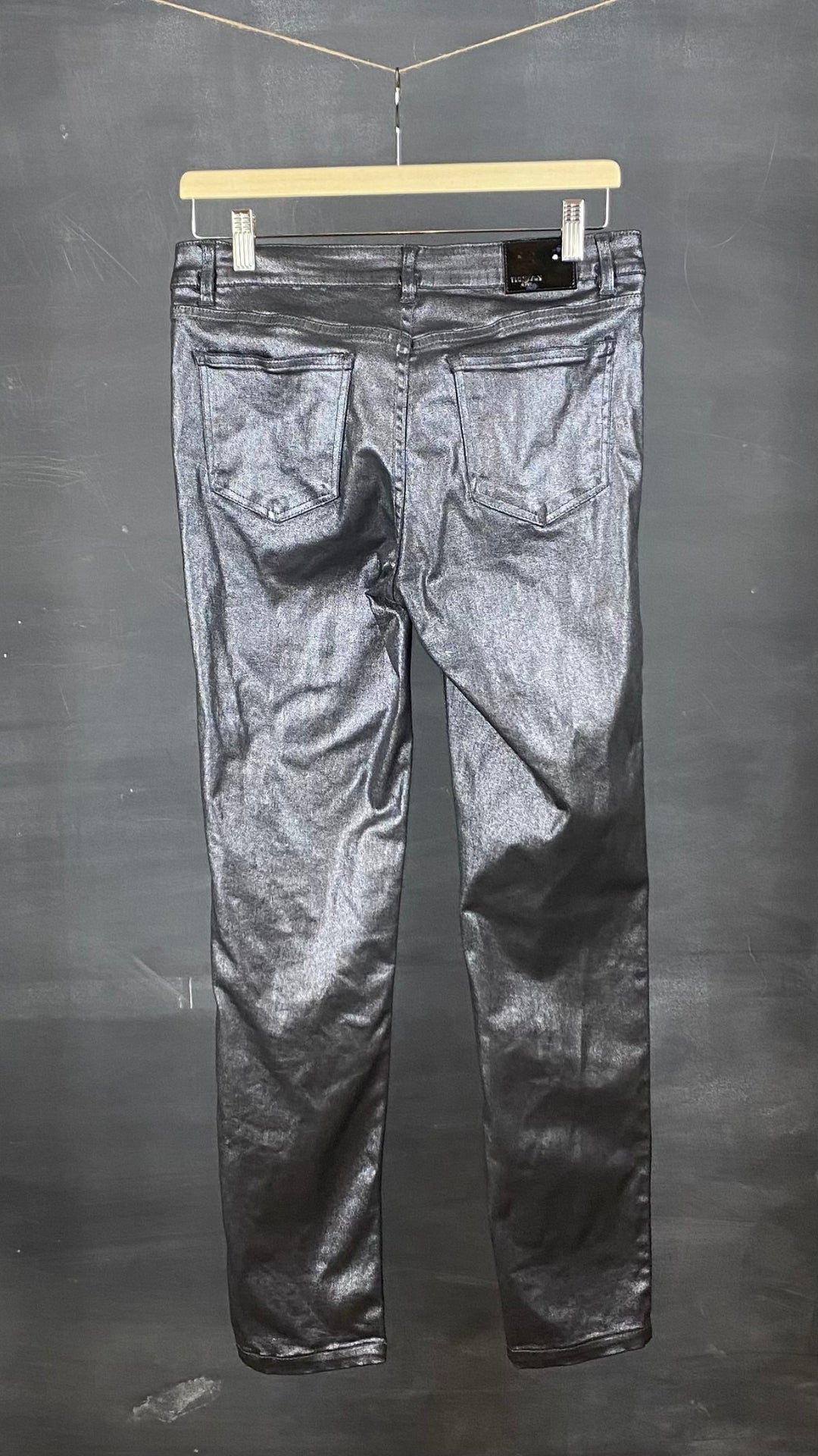 Pantalon Tristan festif et argenté, vue de dos