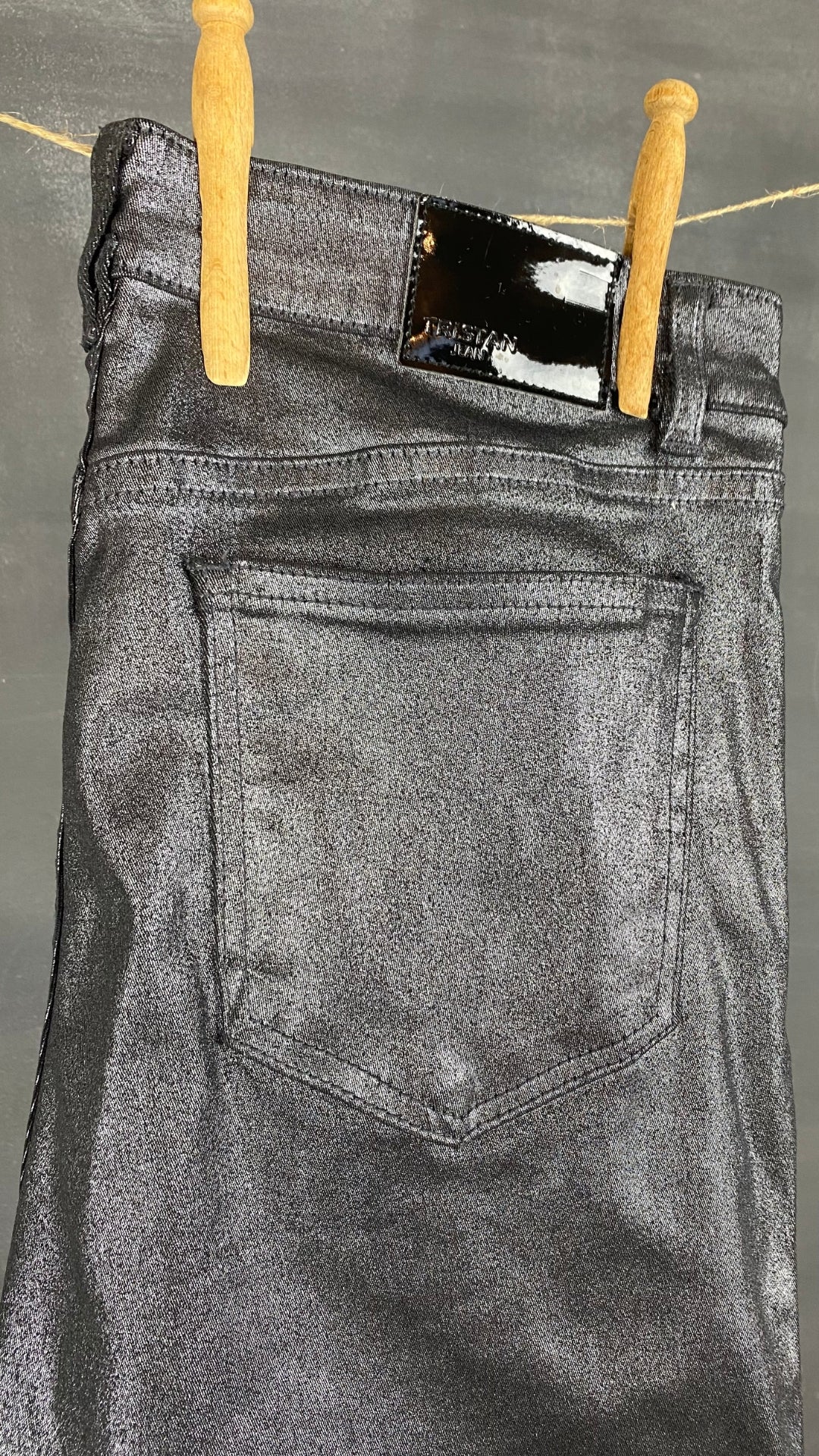 Pantalon Tristan festif et argenté, vue de près de dos.