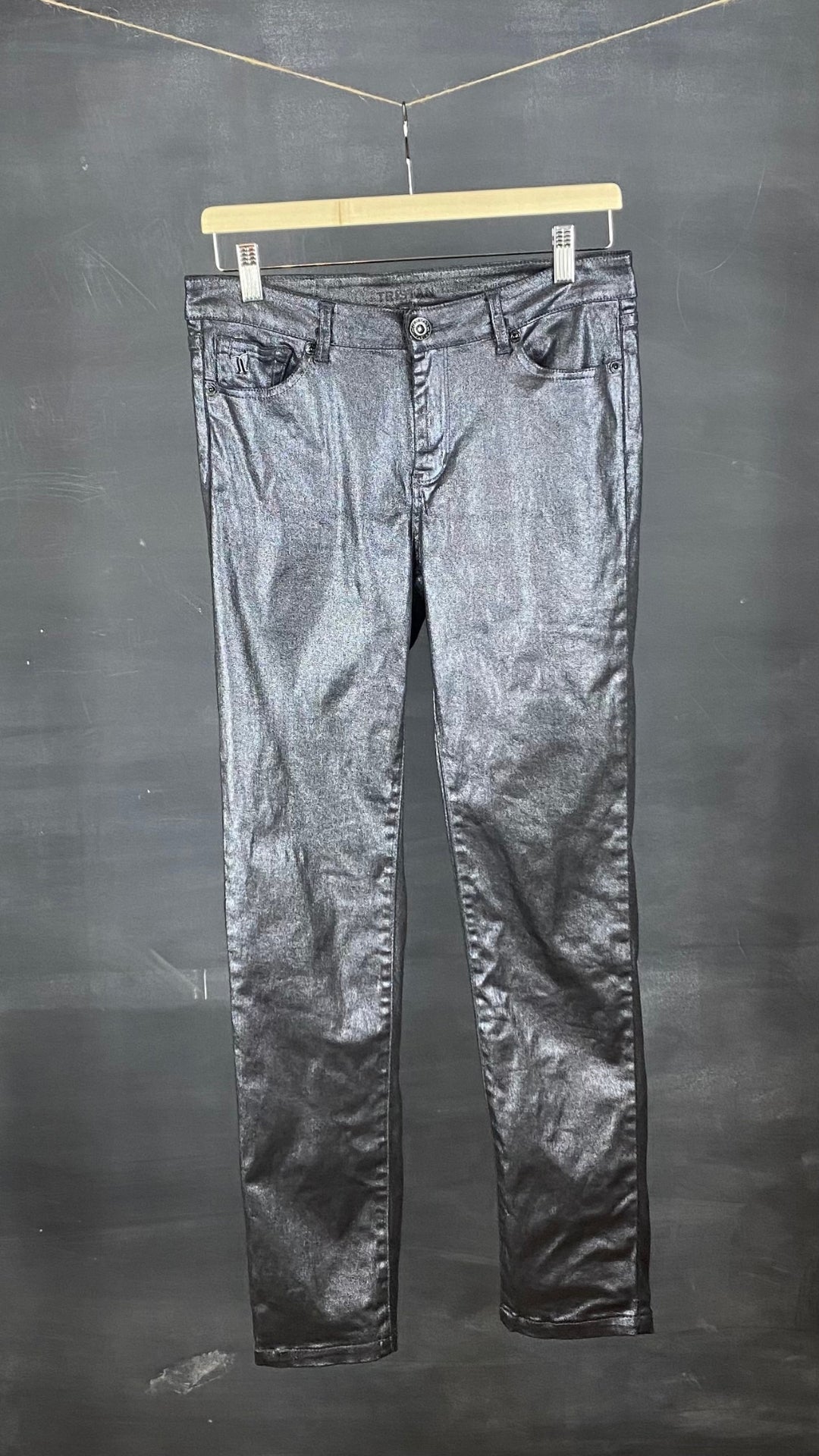 Pantalon Tristan festif et argenté, vue de face.