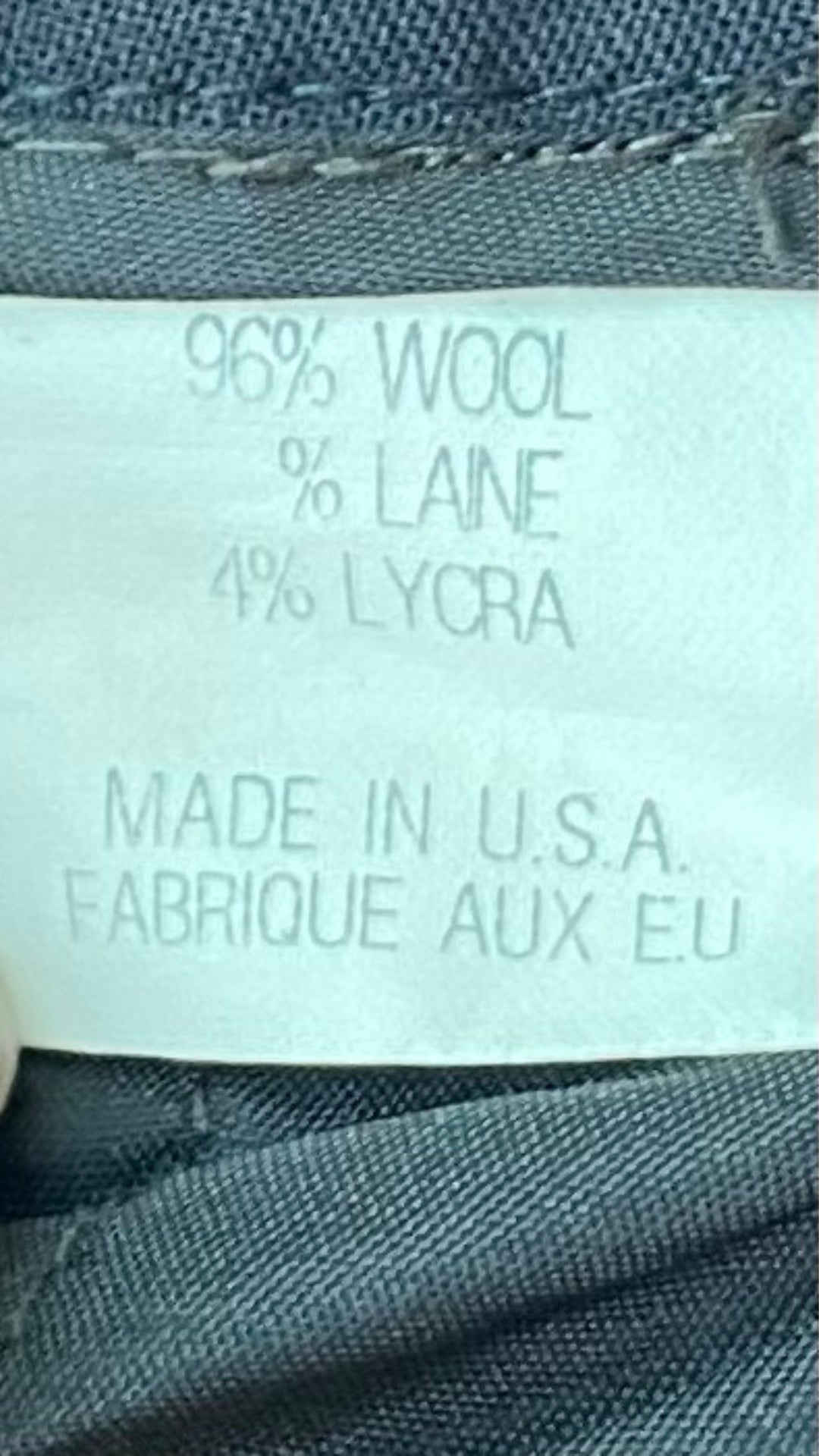 Pantalon Theory noir en très fin lainage, vue de l'étiquette de composition.