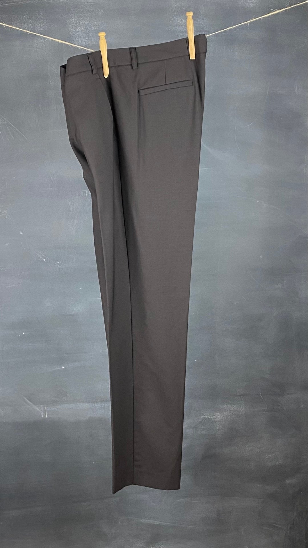 Pantalon Theory noir en très fin lainage, vue de côté.