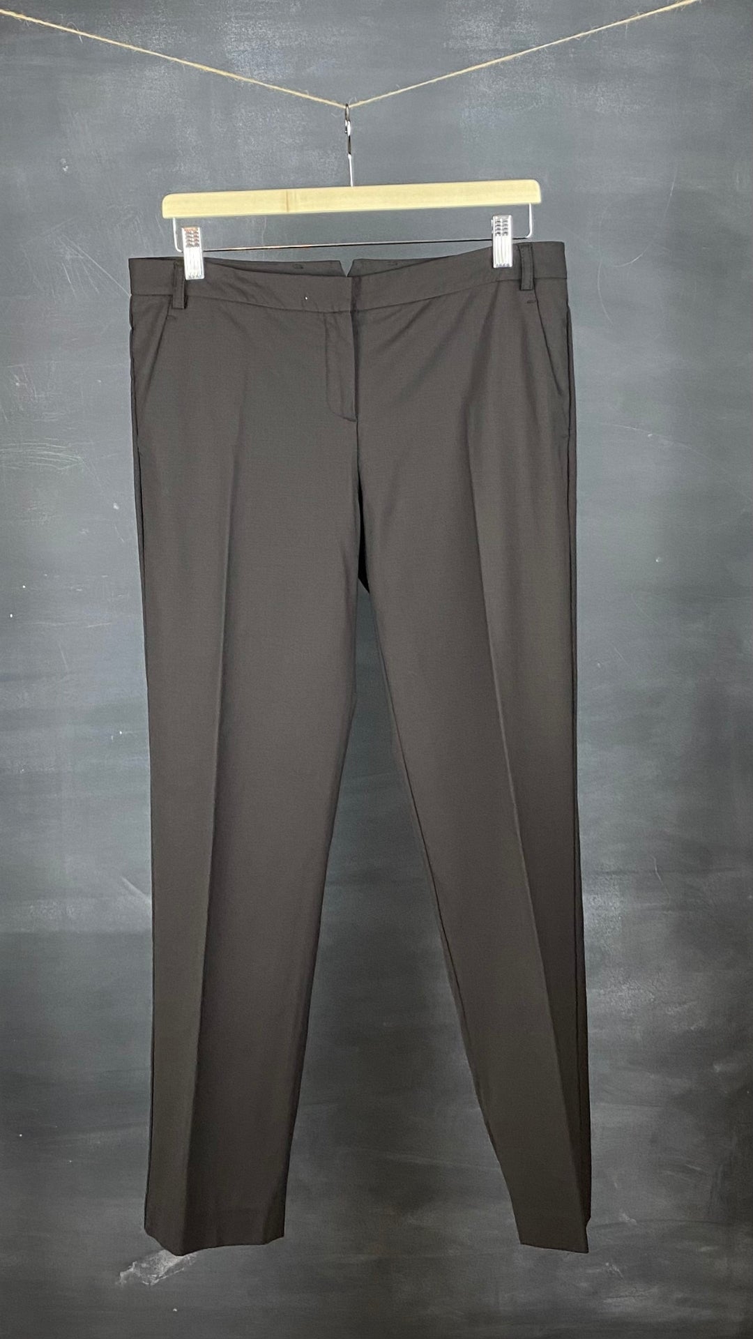 Pantalon Theory noir en très fin lainage, vue de face.