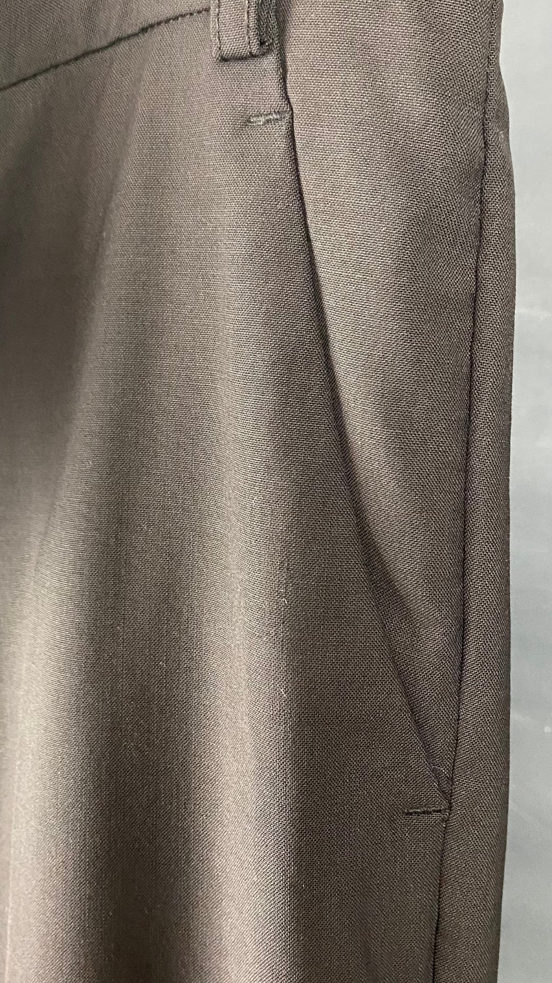 Pantalon Theory noir en très fin lainage, vue de près de la poche.